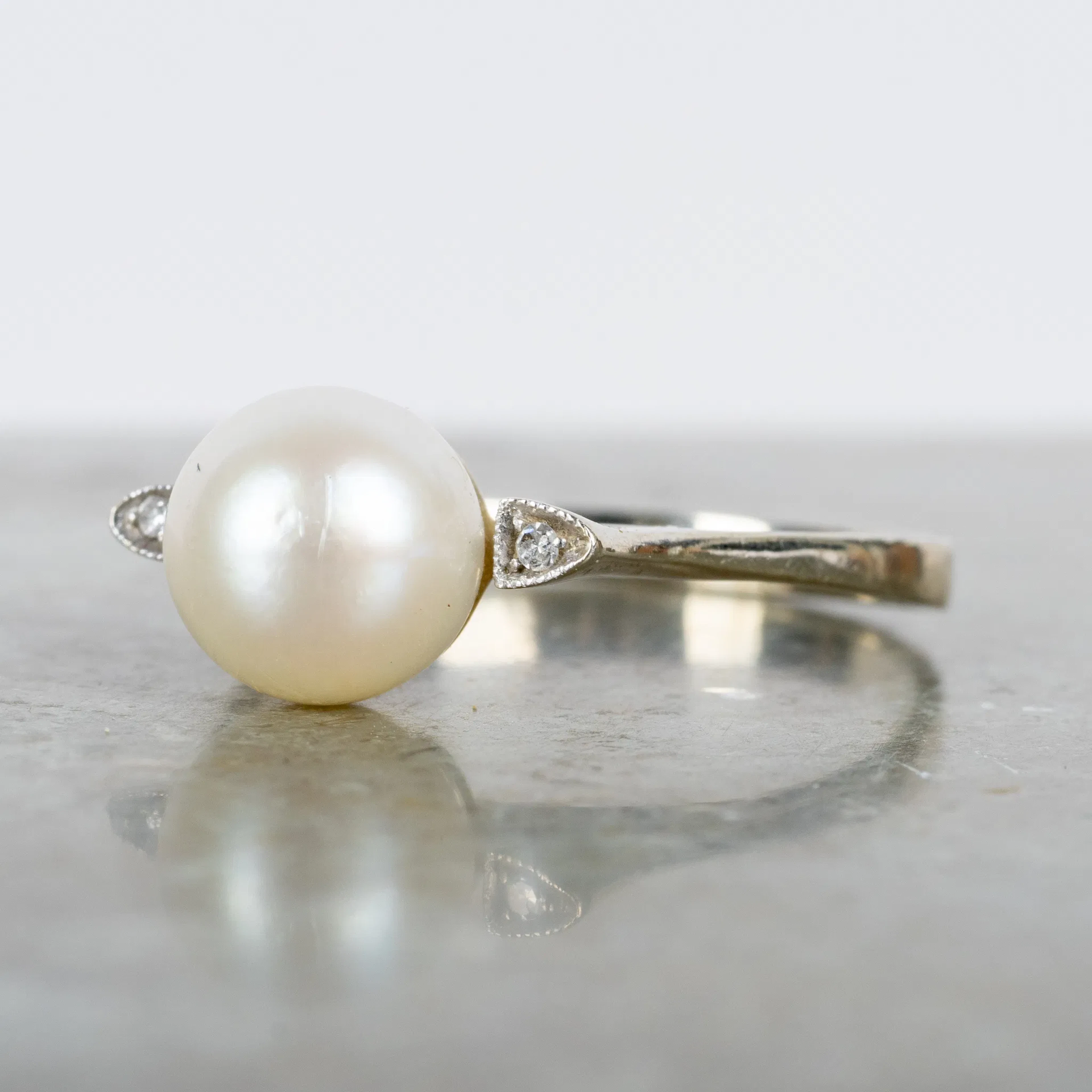 ANELLO, oro 18 carati, con perla coltivata e piccoli diamanti, probabilmente anni 1900