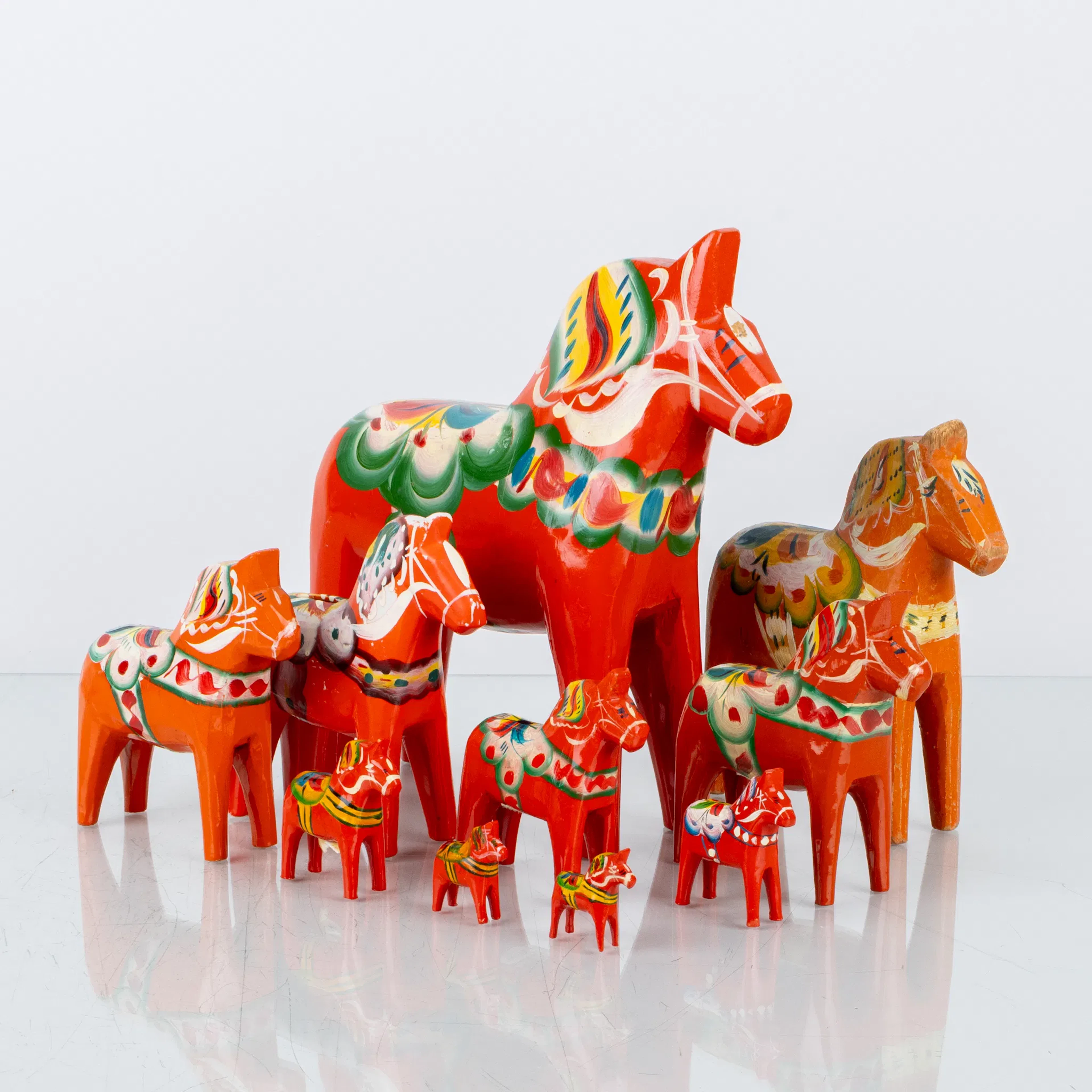 Caballos DALA, 10 piezas, tallados y pintados en madera, siglo XX