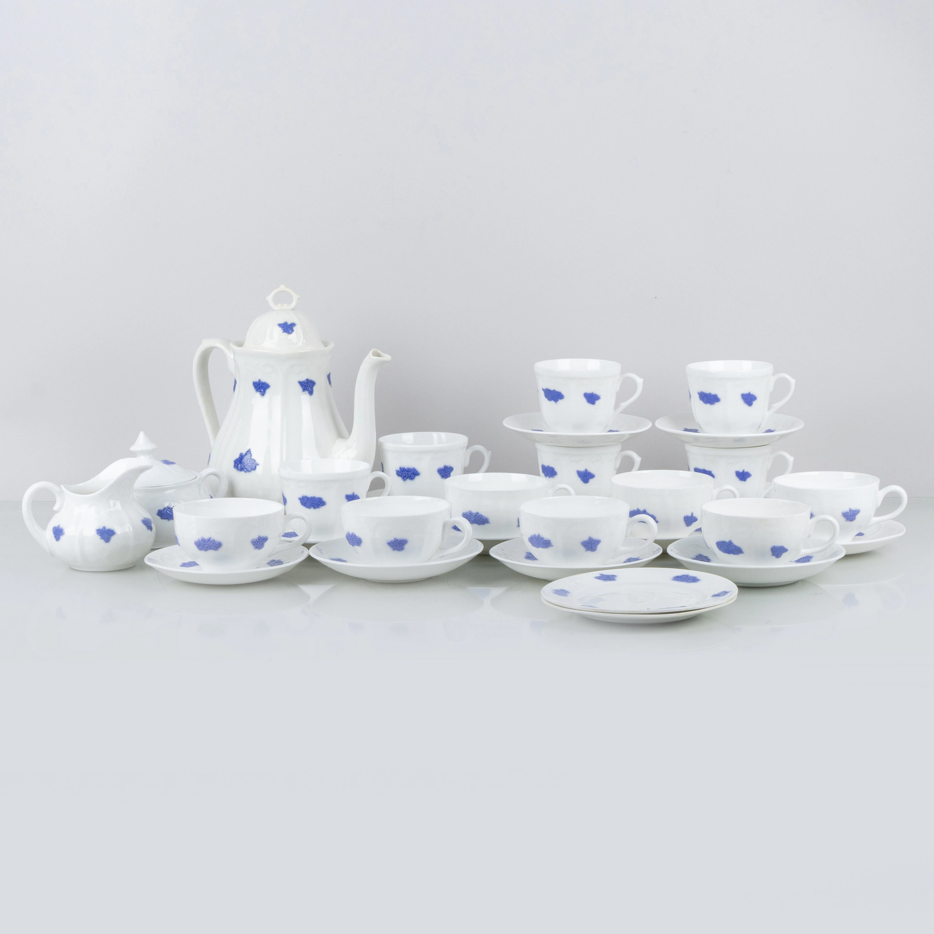 PORCELANA DE VAJILLA, 17 partes, "Flor Azul", Gustavsberg, diferente edad