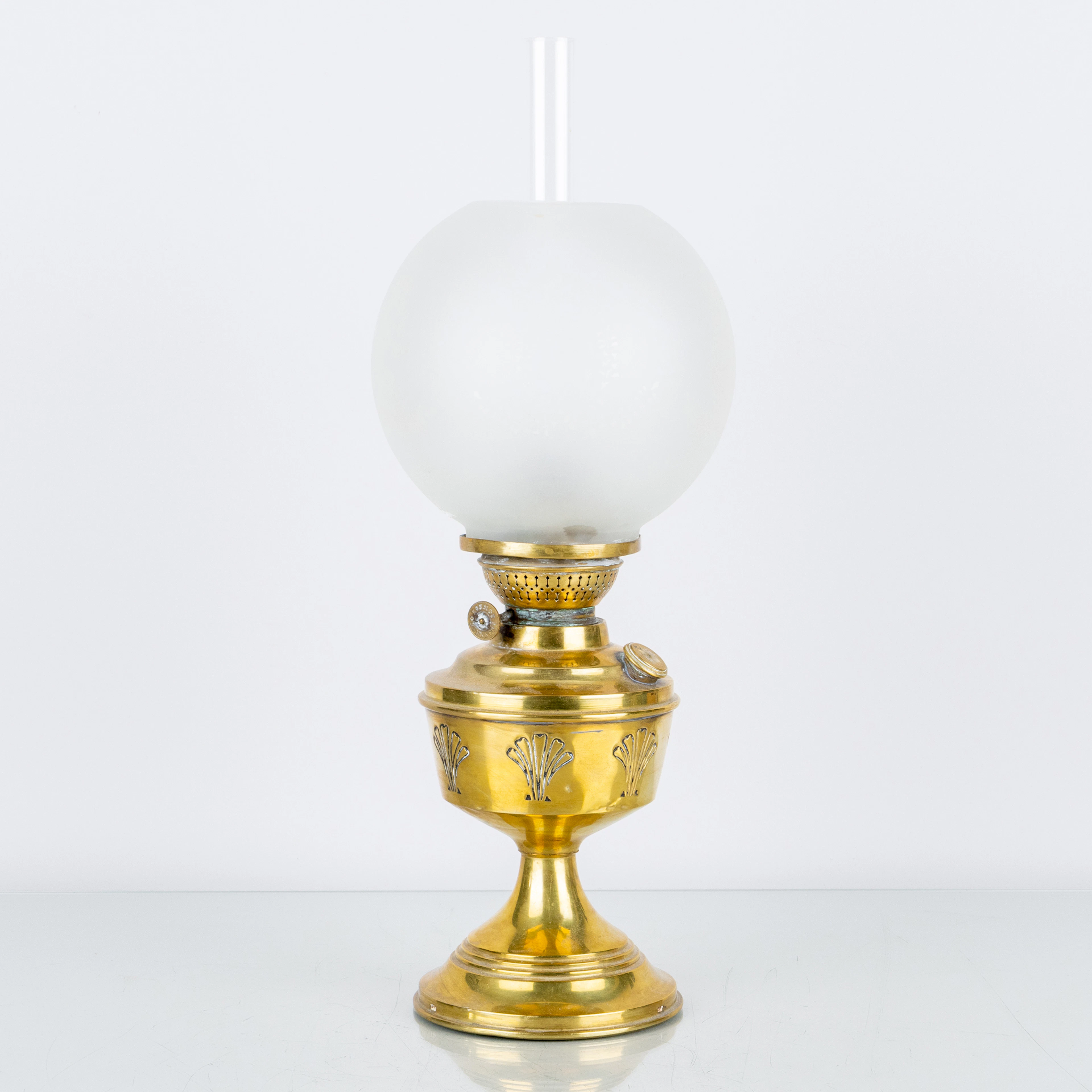 TISCH-KEROSINLAMPE, Messing, Jugendstil, frühe 1900er Jahre