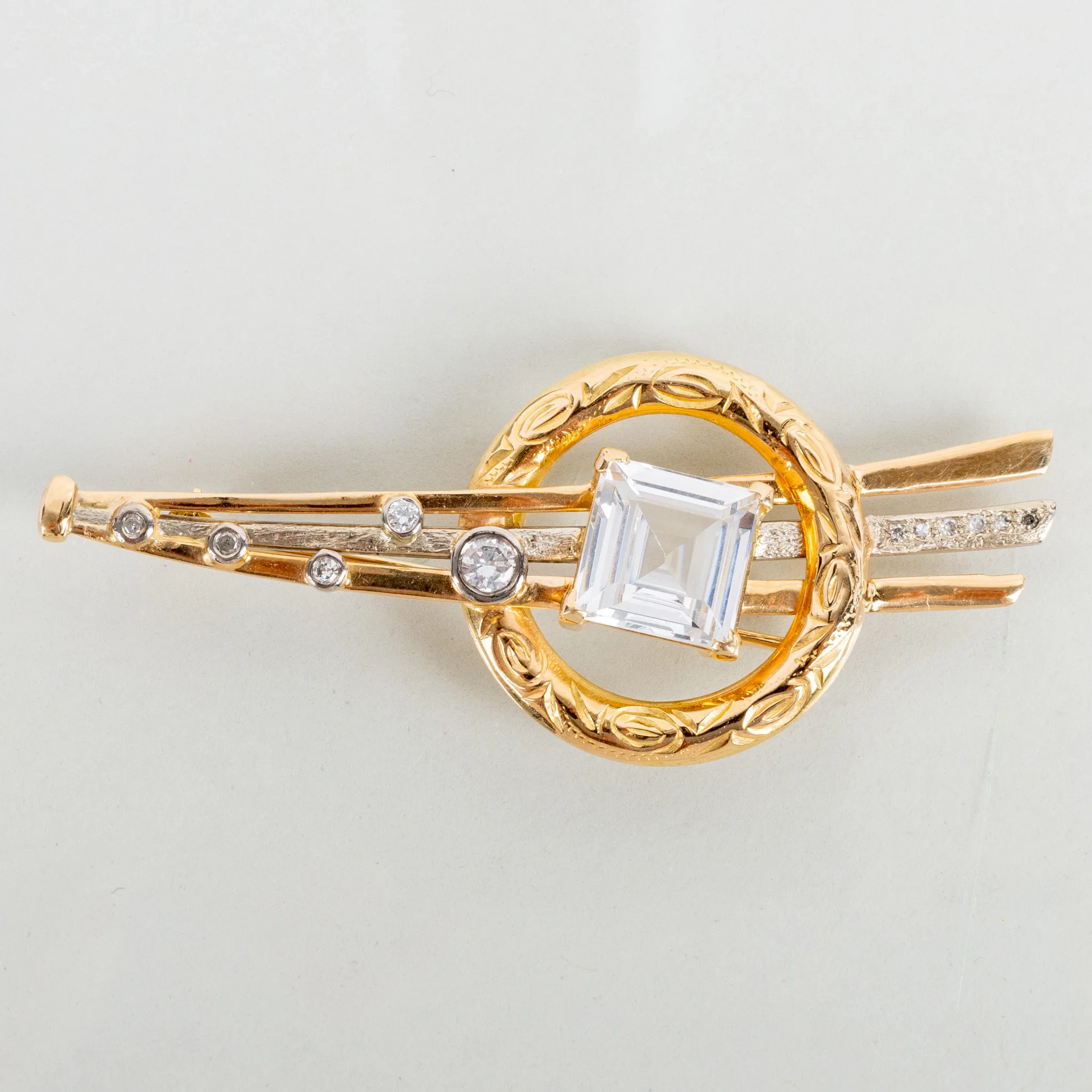 BROOCH, 18k gold, with blue diamonds