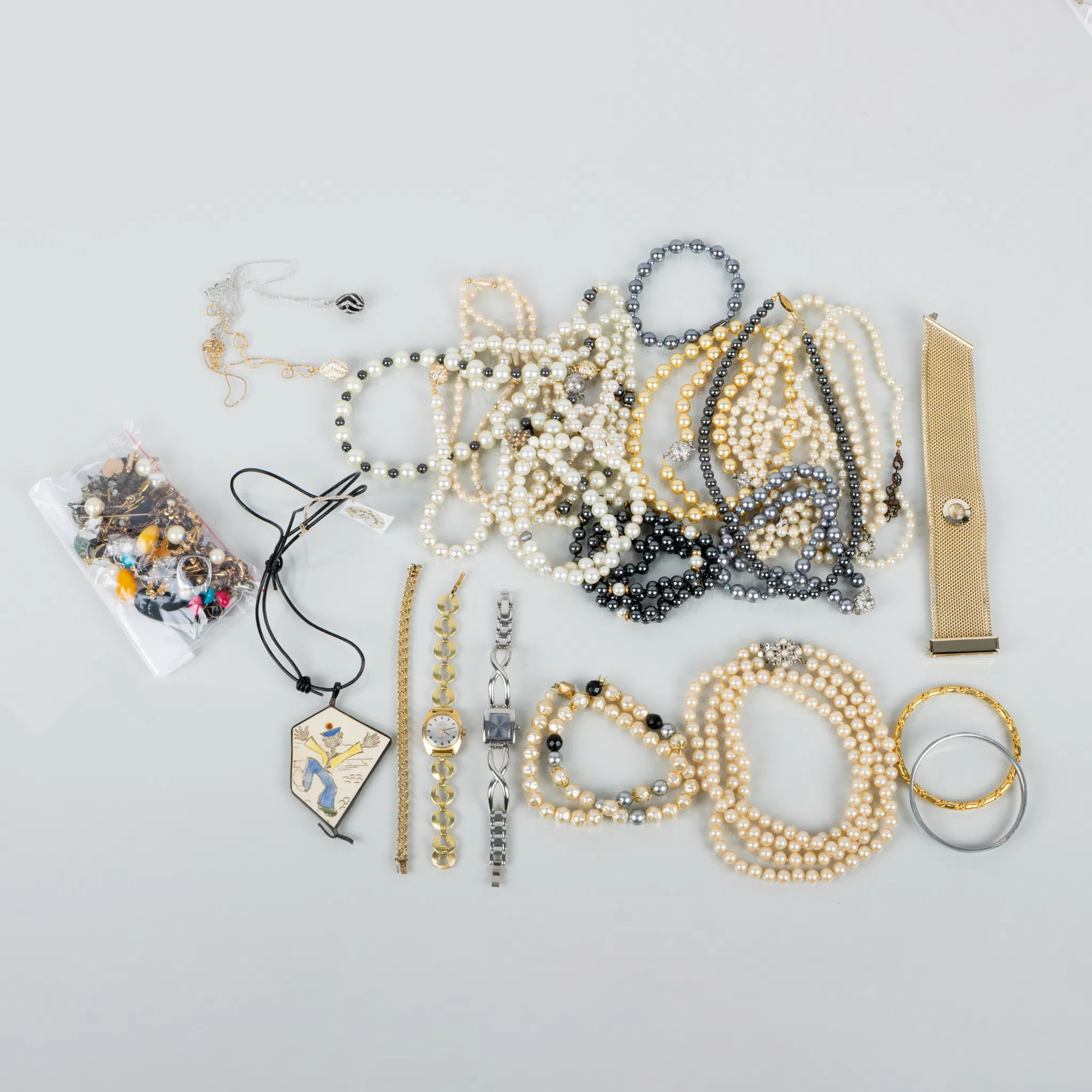 COLECCIÓN DE BISUTERÍA Y RELOJES DE PULSERA, incluyendo Certina, mayormente del siglo XX