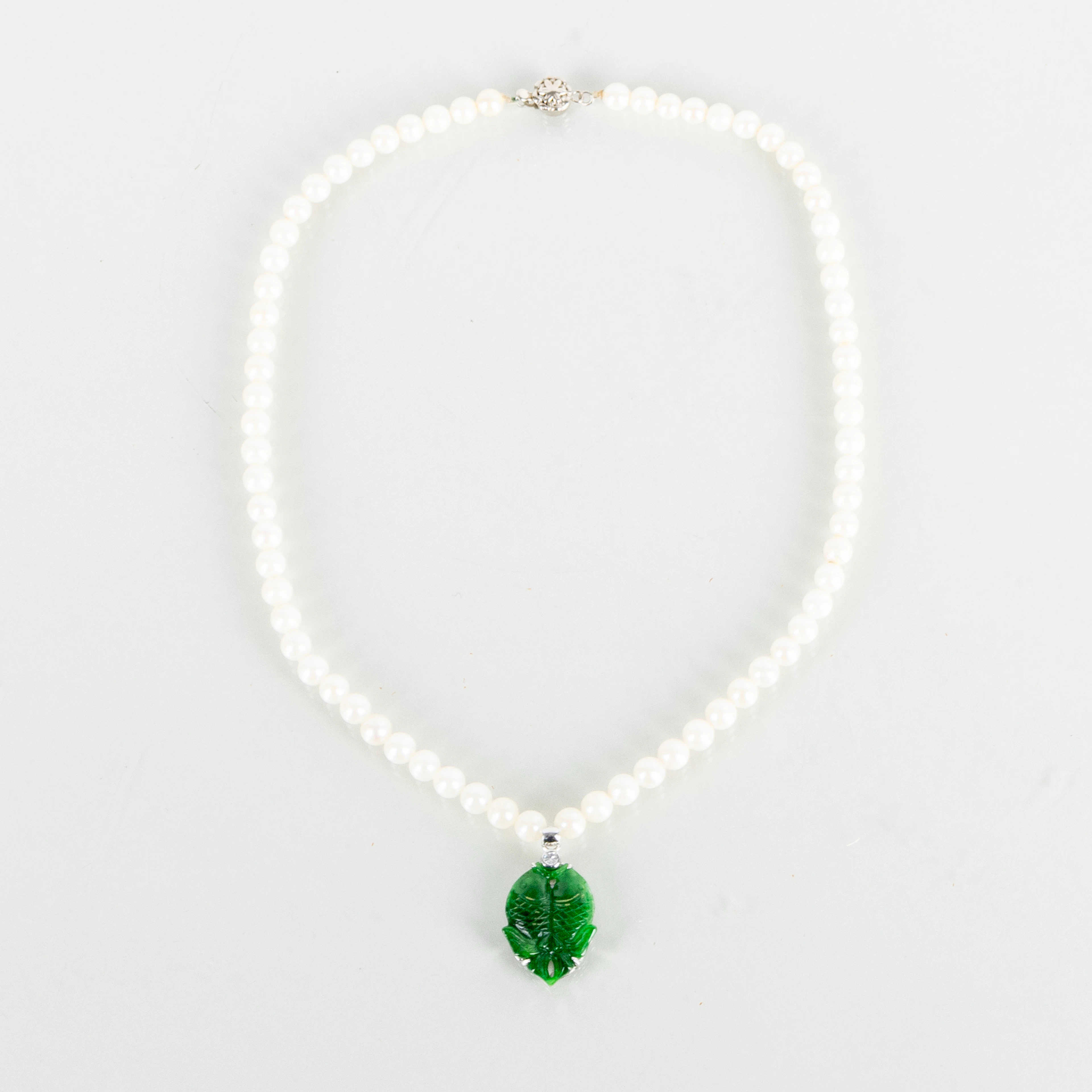 COLLIER, perle coltivate, giada e pietra bianca