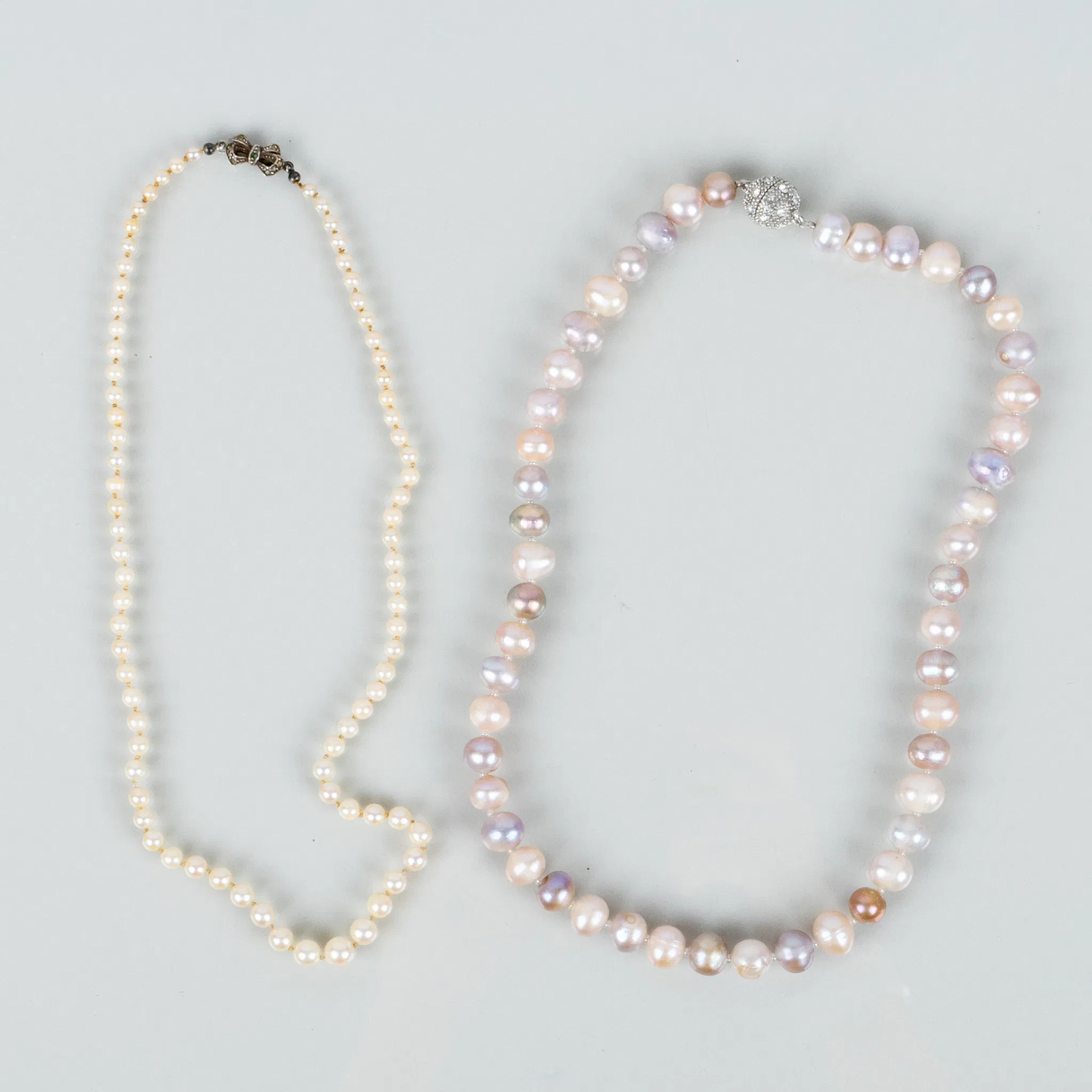 COLLARES DE PERLAS, 2 piezas, cuentas cultivadas, siglos XX/2000