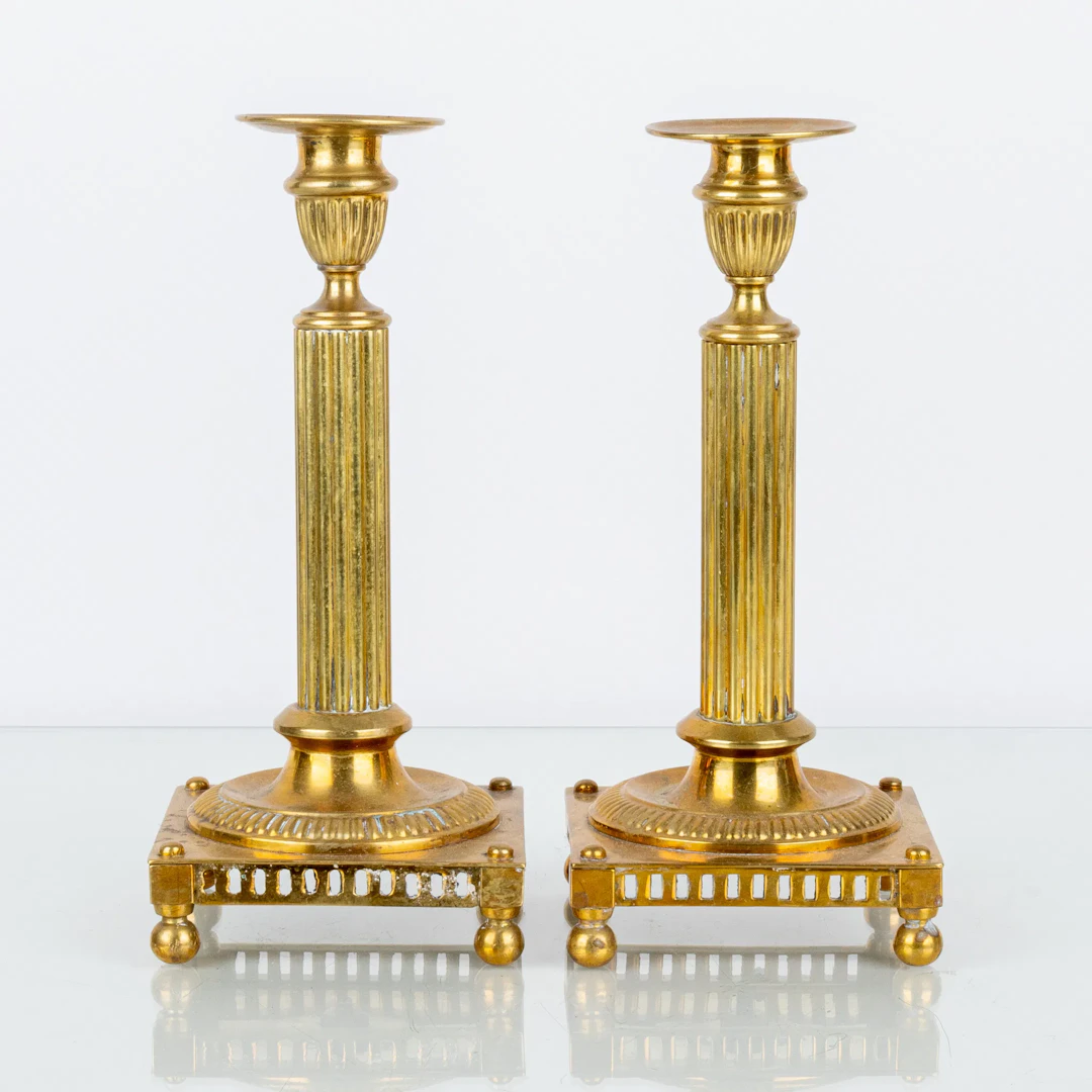 ARVID BÖHLMARK, un par de candelabros de latón, Estocolmo, la primera mitad del siglo XX