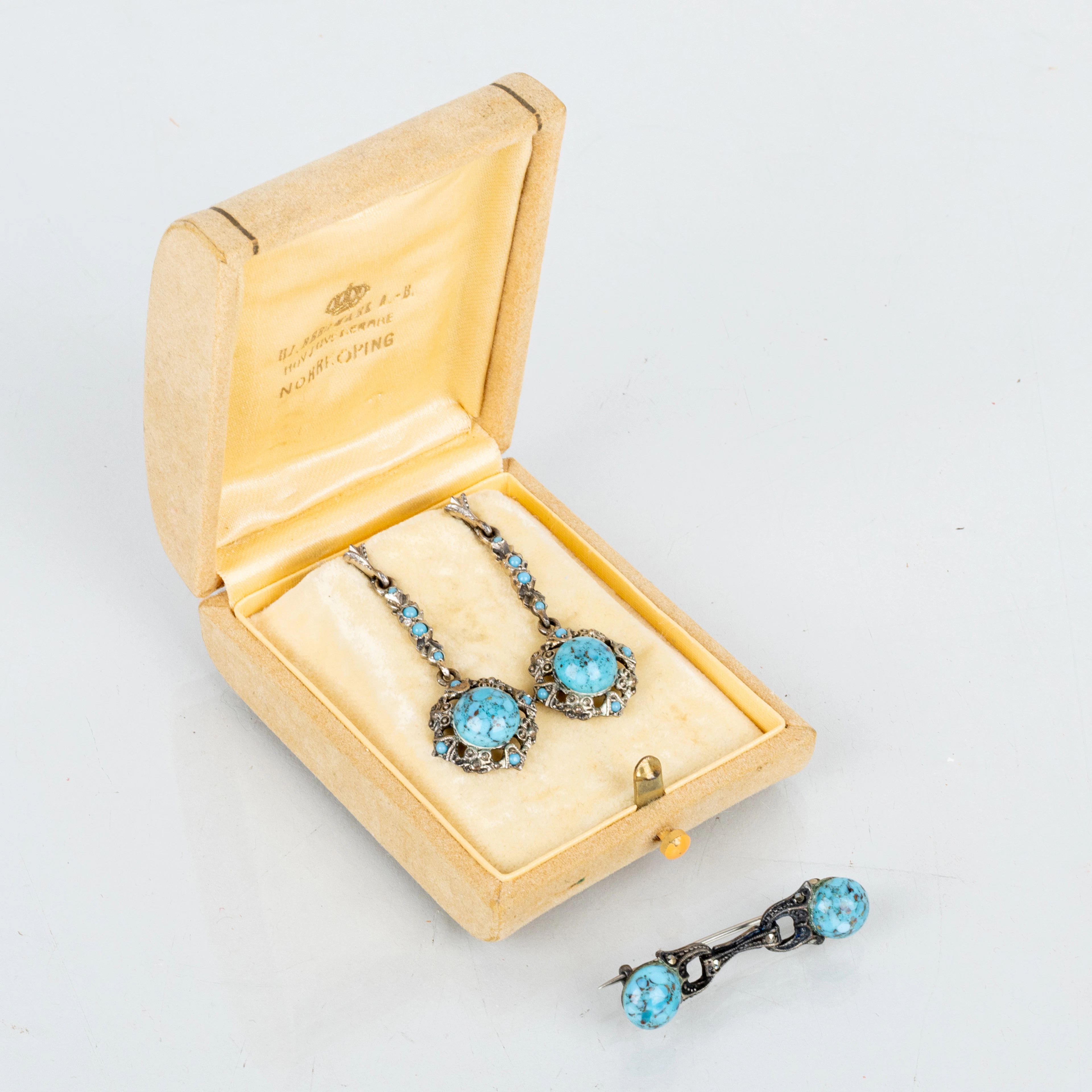 BROCHE Y PENDIENTES, 1 par, plata y turquesa, primera mitad del siglo XX