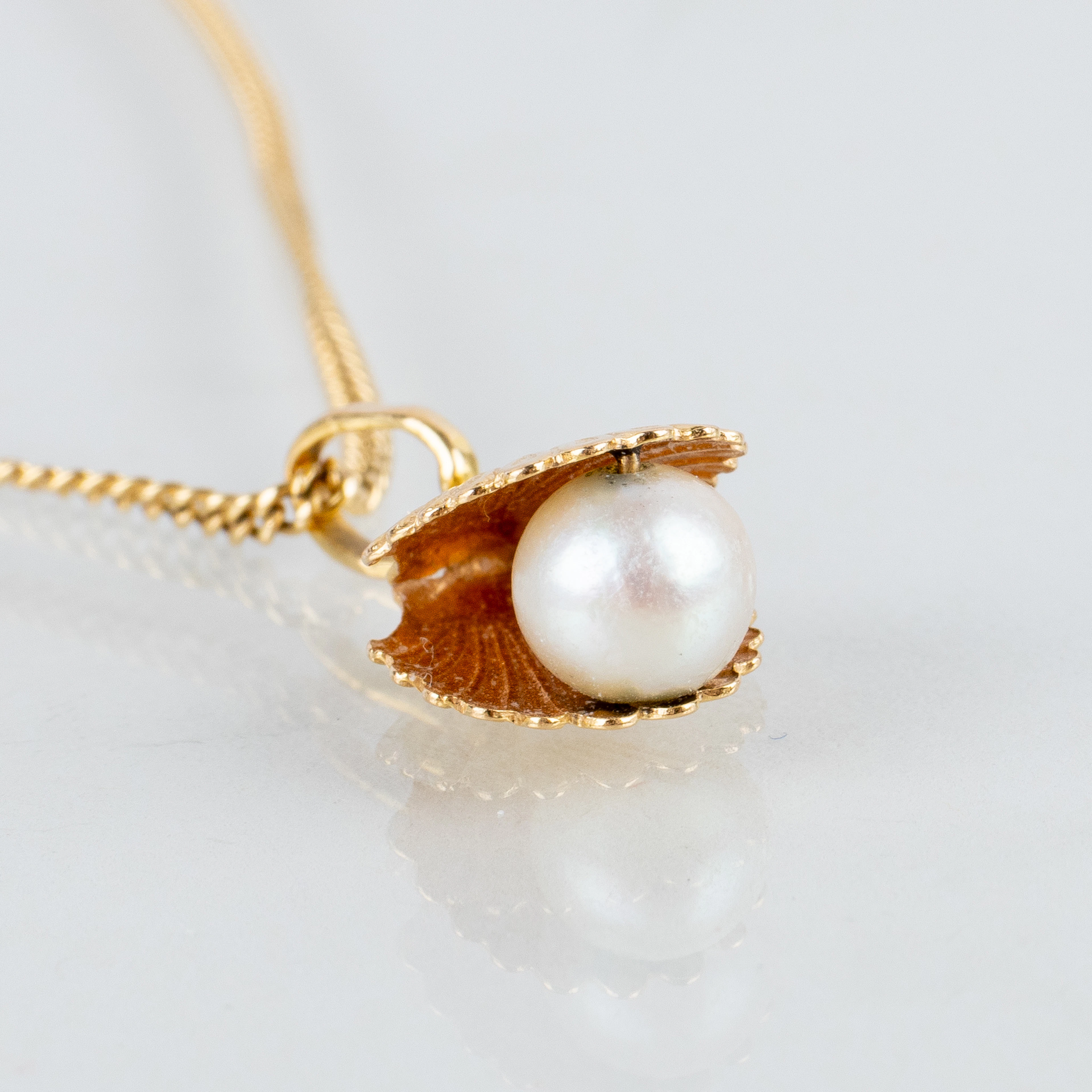 COLLAR CON COLGANTE, oro de 18 quilates