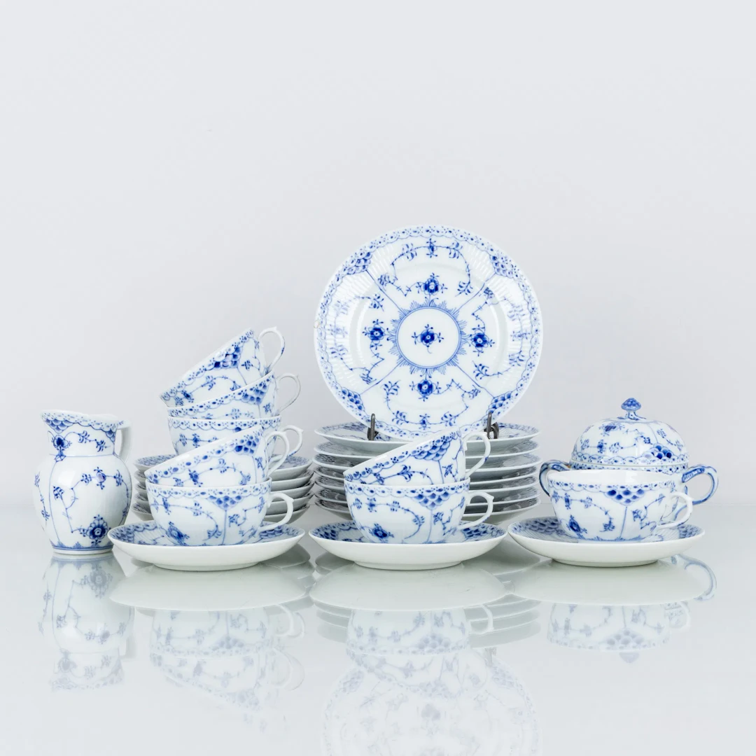ROYAL COPENHAGEN, 17 parti, porcellana, "Mussel Paint", n. 574 e 713
