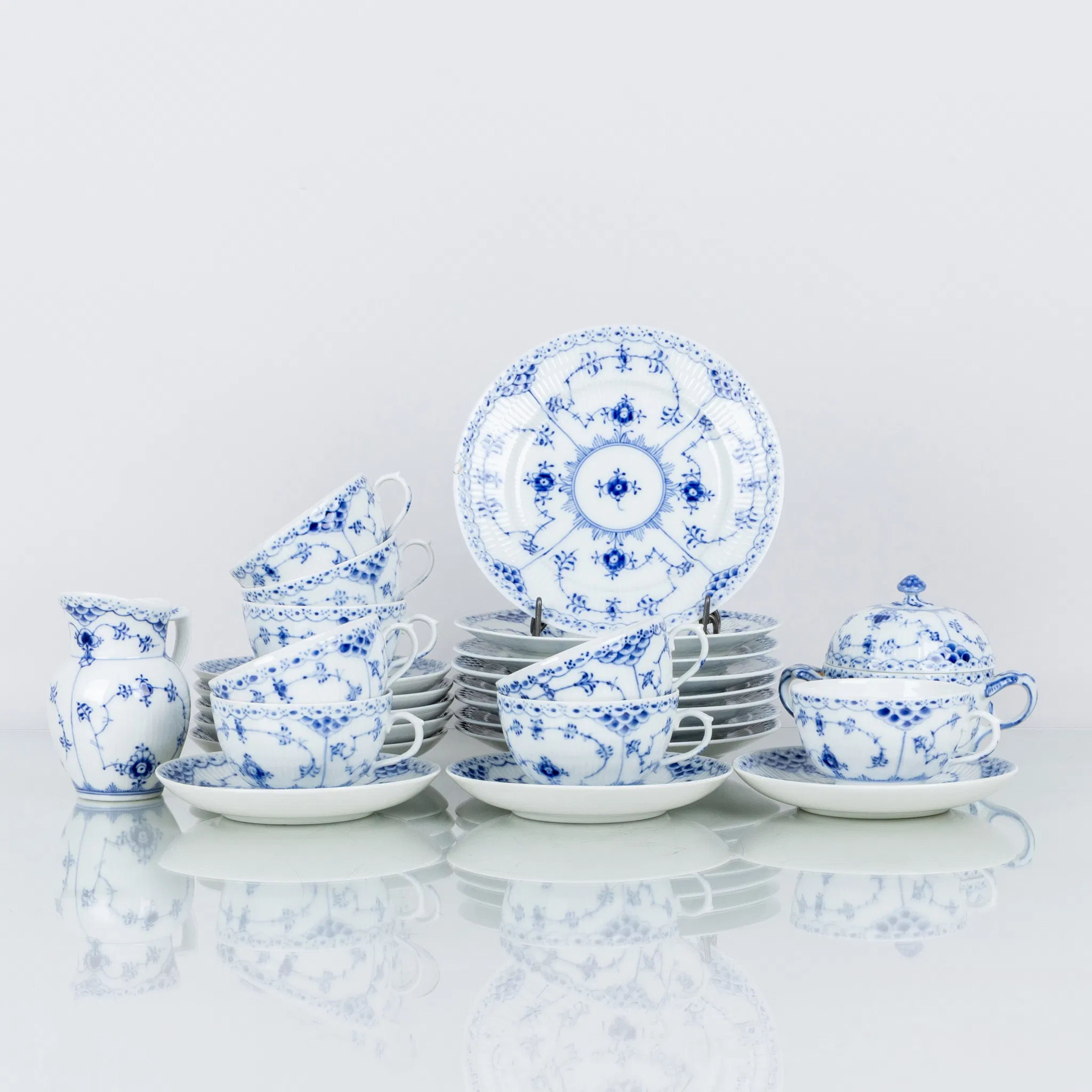 ROYAL COPENHAGEN, 17 parti, porcellana, "Mussel Paint", n. 574 e 713
