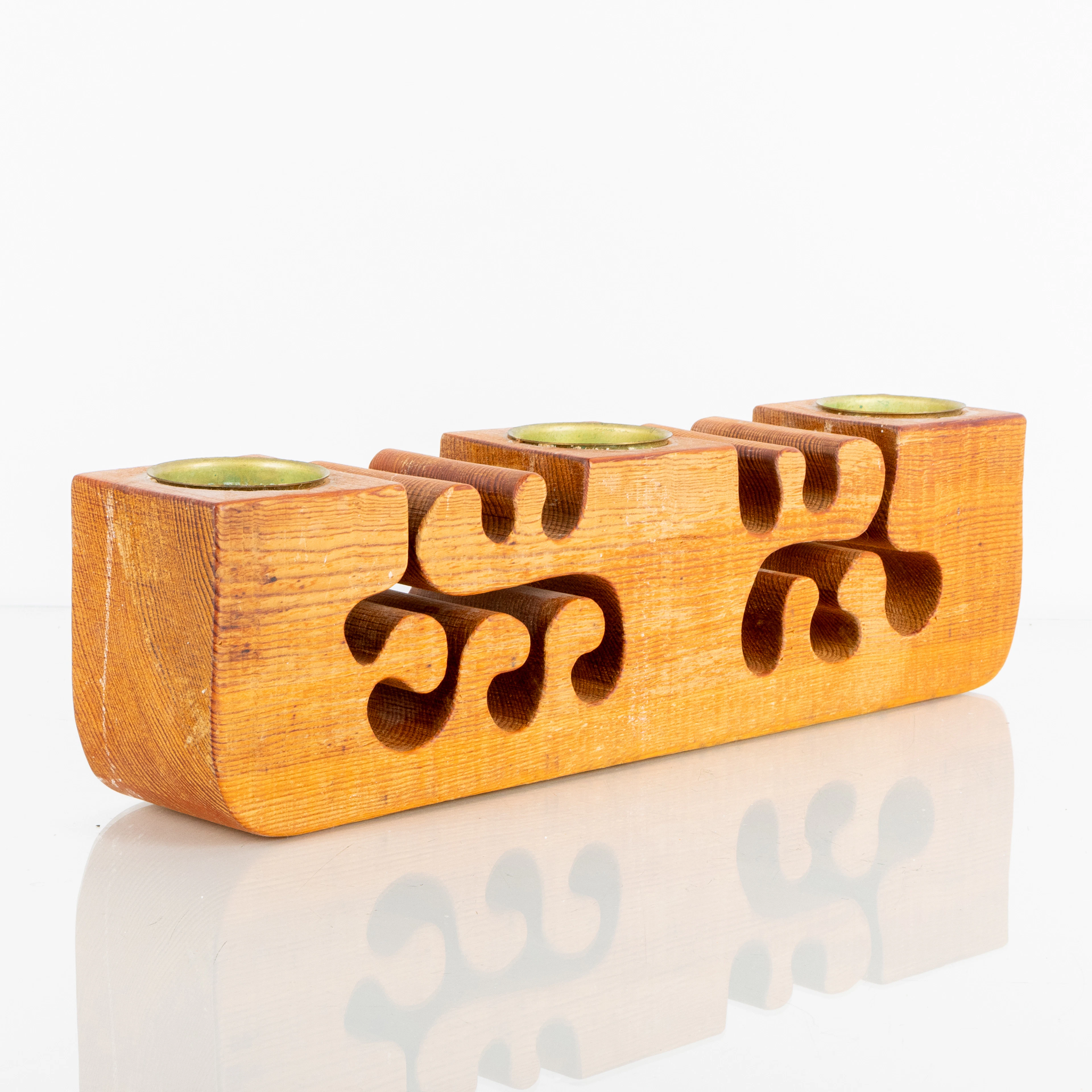 GUNNAR KANEVAD, un candelabro de madera, firmado y fechado en 1981
