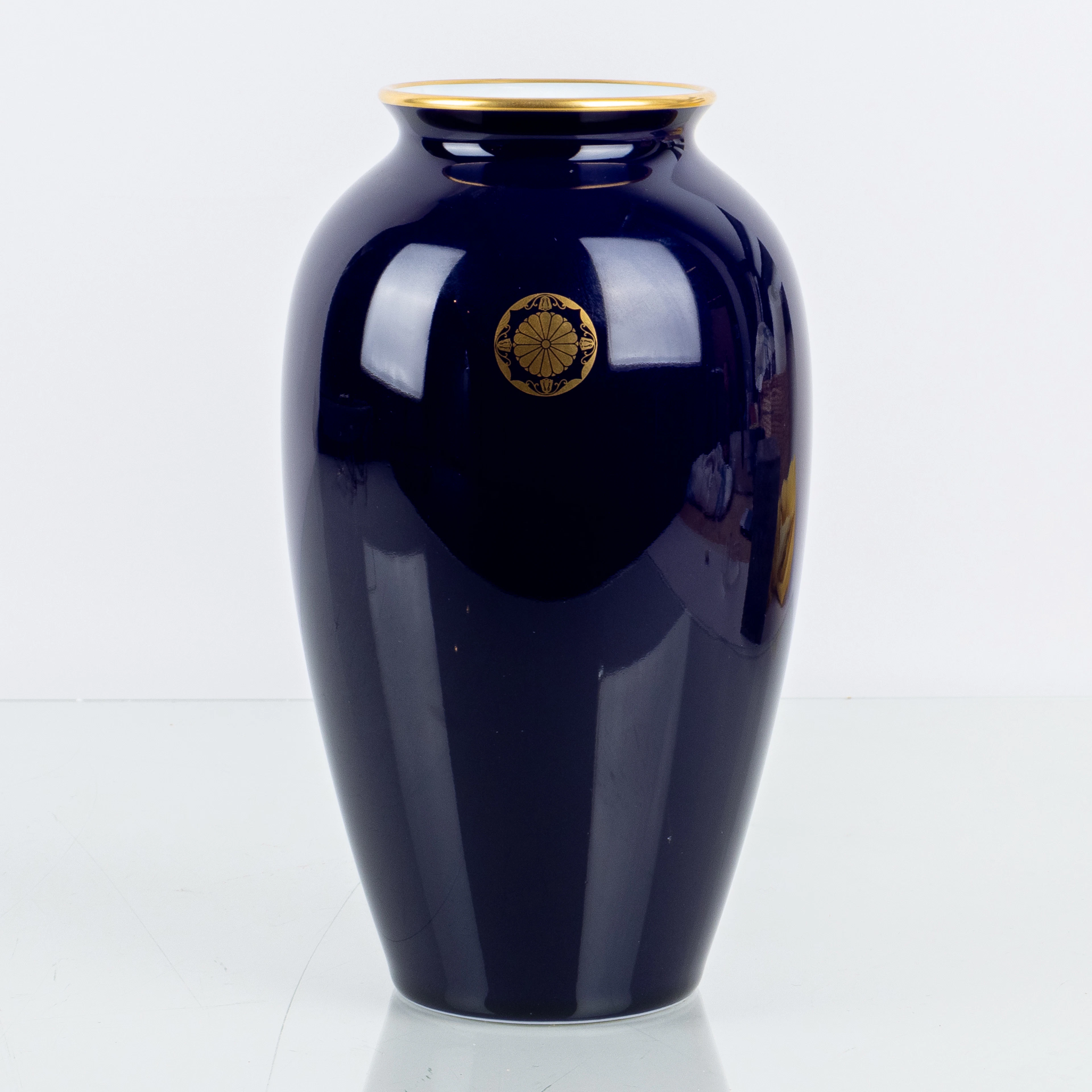 VASE, Porzellan, Japan, 1900er Jahre, verziert mit der kaiserlichen Siegeldekoration