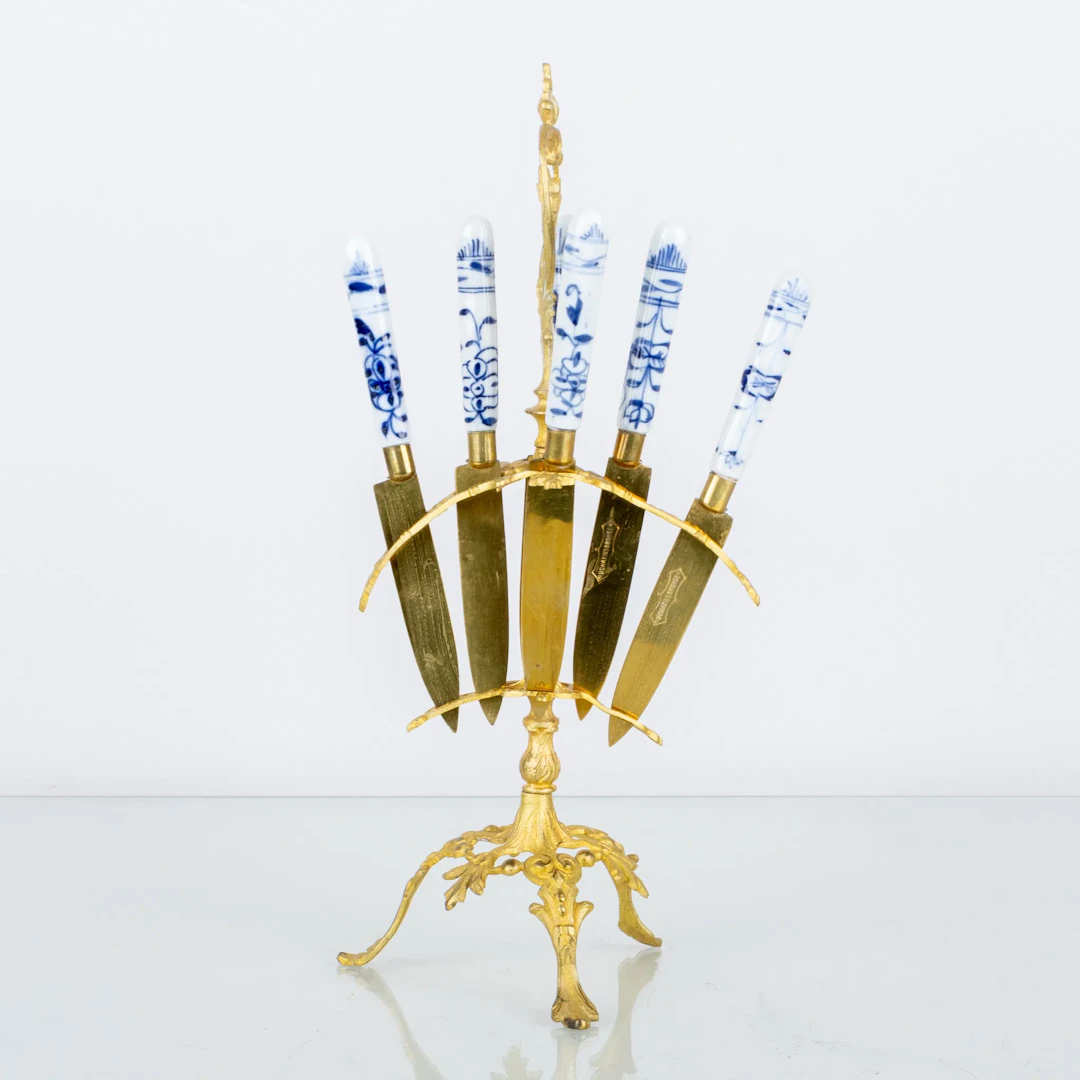 CUCHILLOS DE FRUTA EN SOPORTES, porcelana y bronce, alrededor de 1900