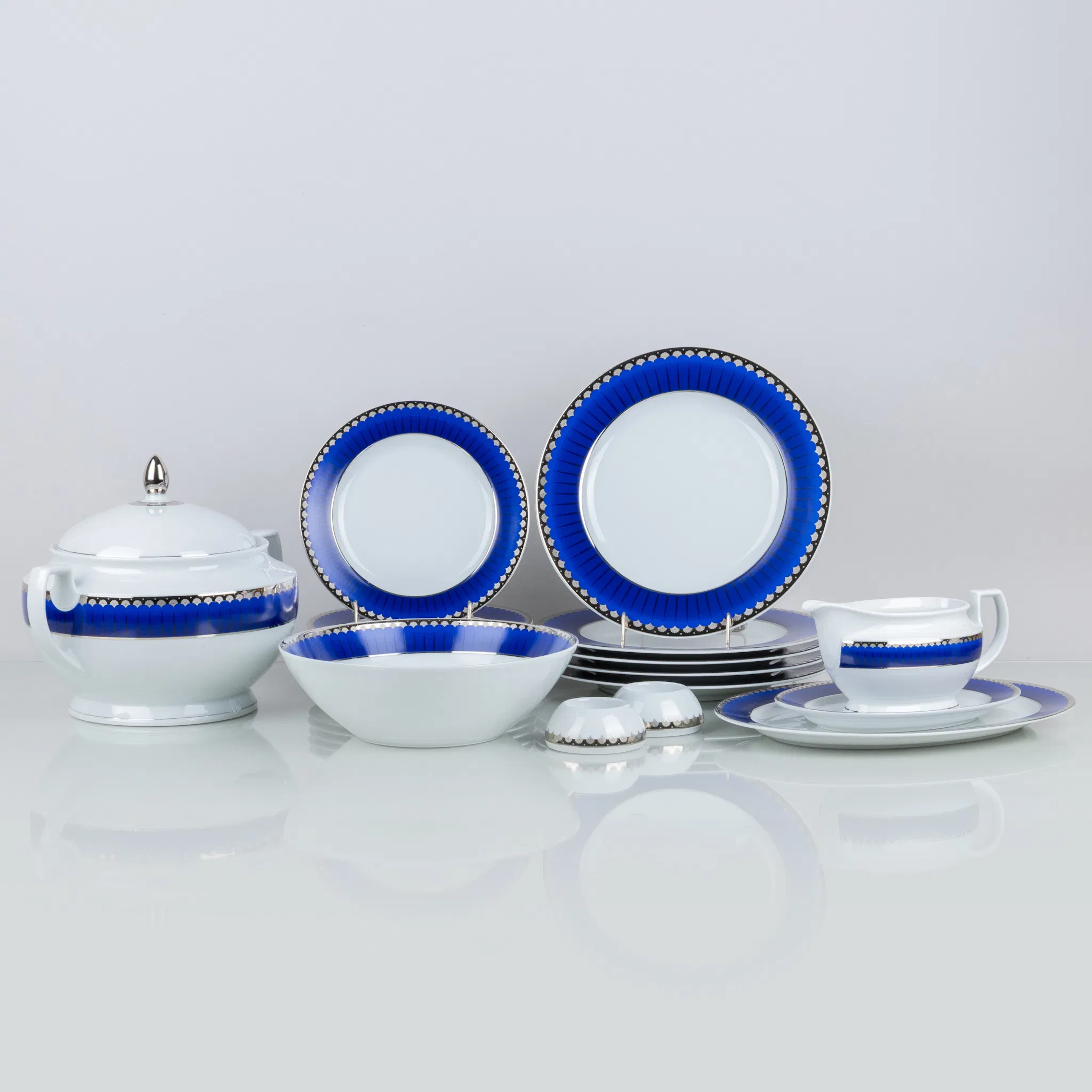 SIGVARD BERNADOTTE, 18-piece dinnerware, porcelain, "Christineholm"