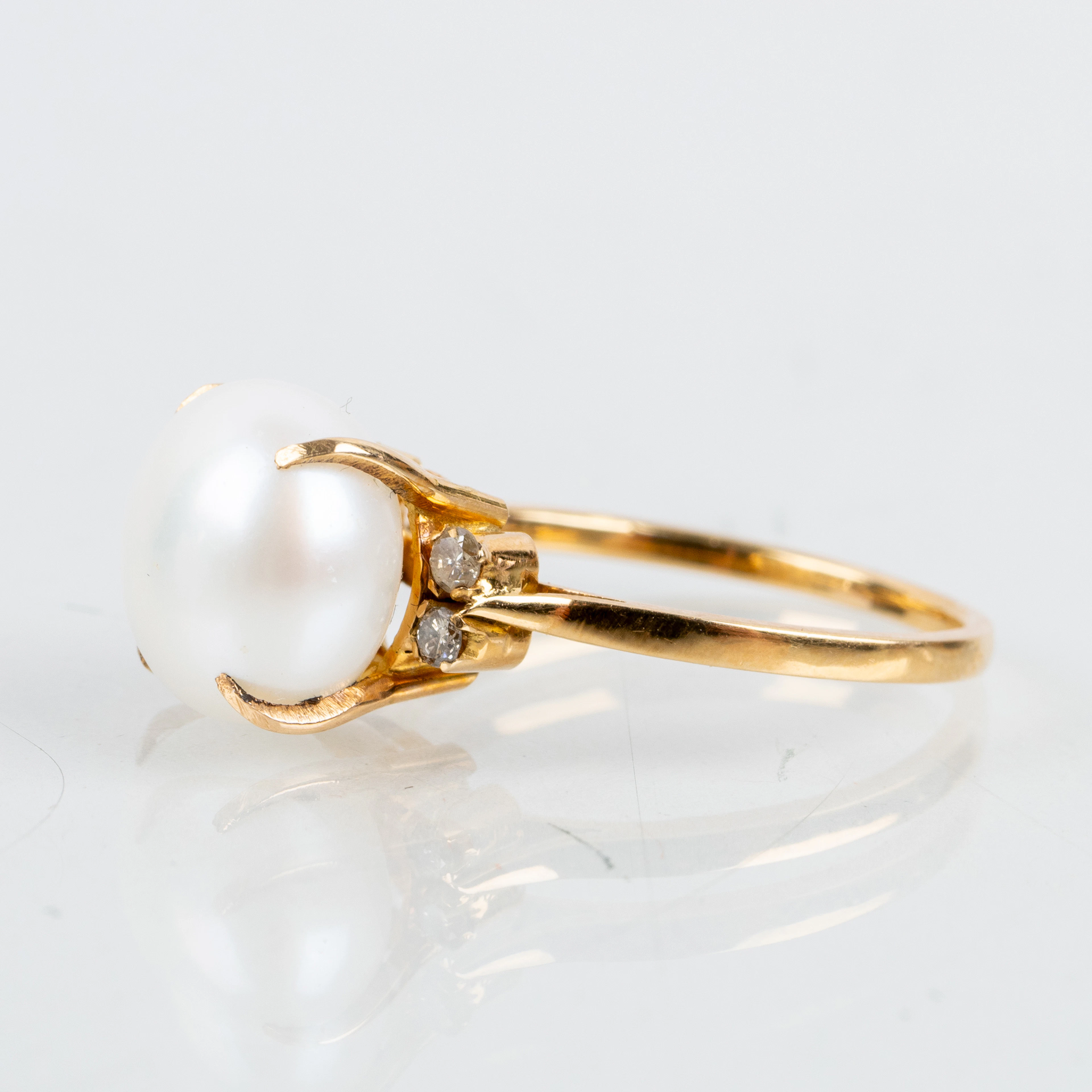 ANILLO, oro de 18 quilates, con perla cultivada y 4 diamantes