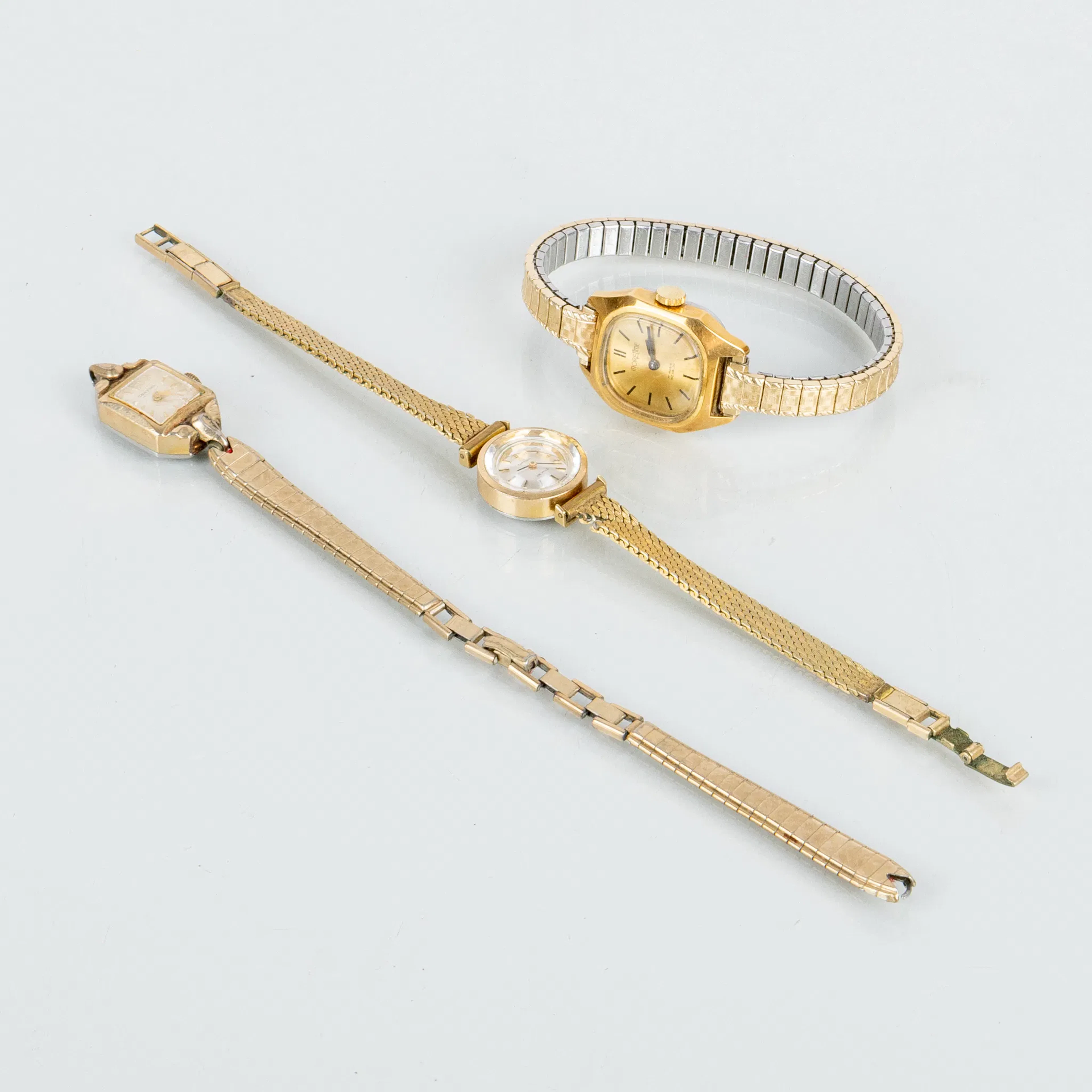 RELOJES DE MUJER, 3 piezas, Omega, Certina y Moretime, oro sobre acero, siglo XX