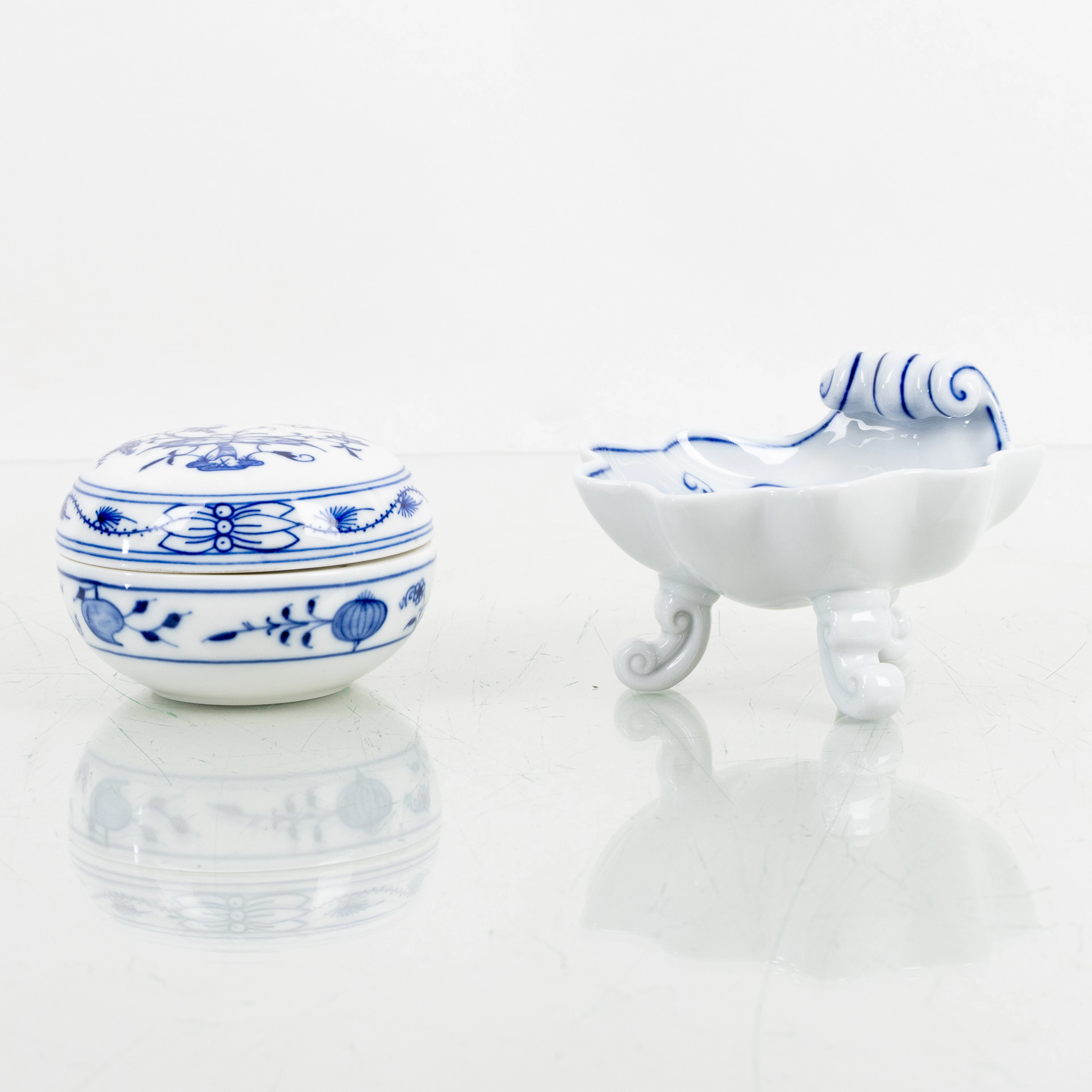 SCATOLA CON COPERCHIO E CIOTOLA A PIEDI, porcellana, Meissen, 1900