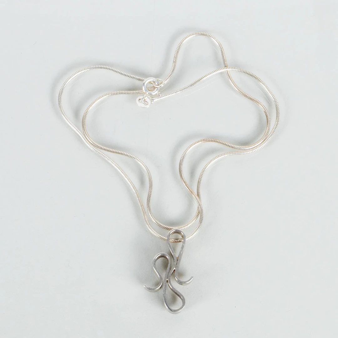 EFVA ATTLING, un colgante "Swirl" con cadena, plata de ley, siglos XX/2000