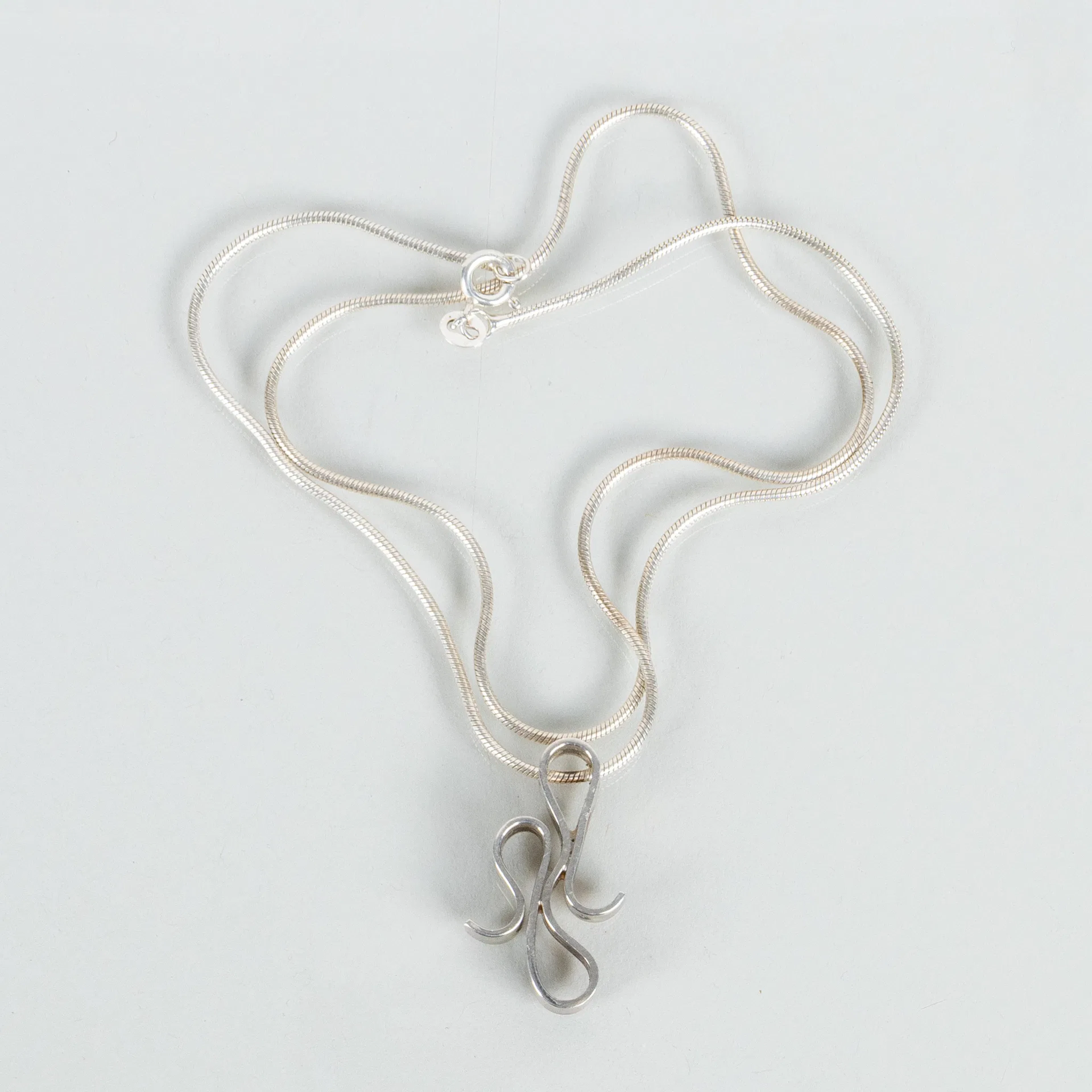 EFVA ATTLING, un colgante "Swirl" con cadena, plata de ley, siglos XX/2000