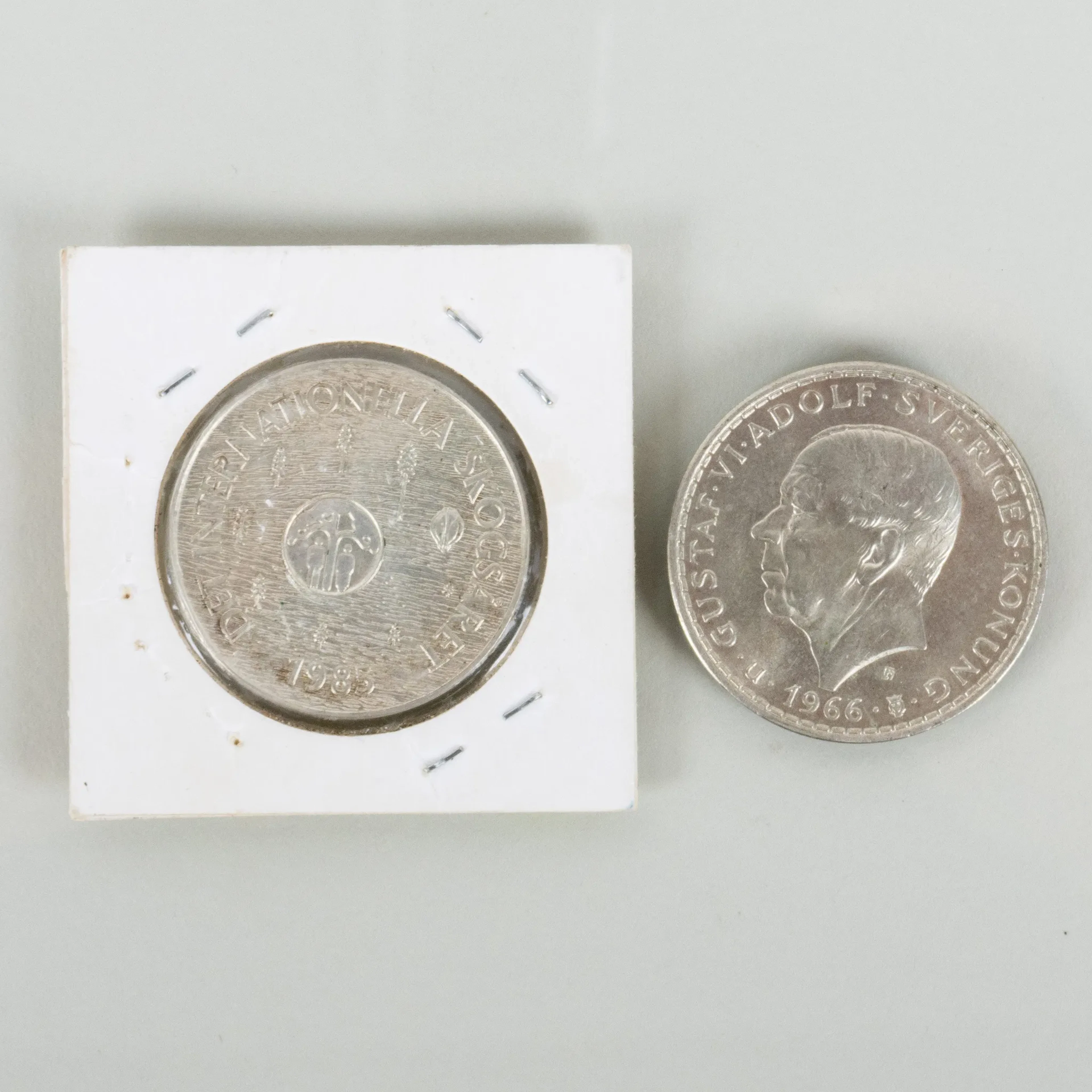 MONEDAS DE COLECCIÓN, 2 PIEZAS de plata, 100 kr 1985 y 5 kr 1966