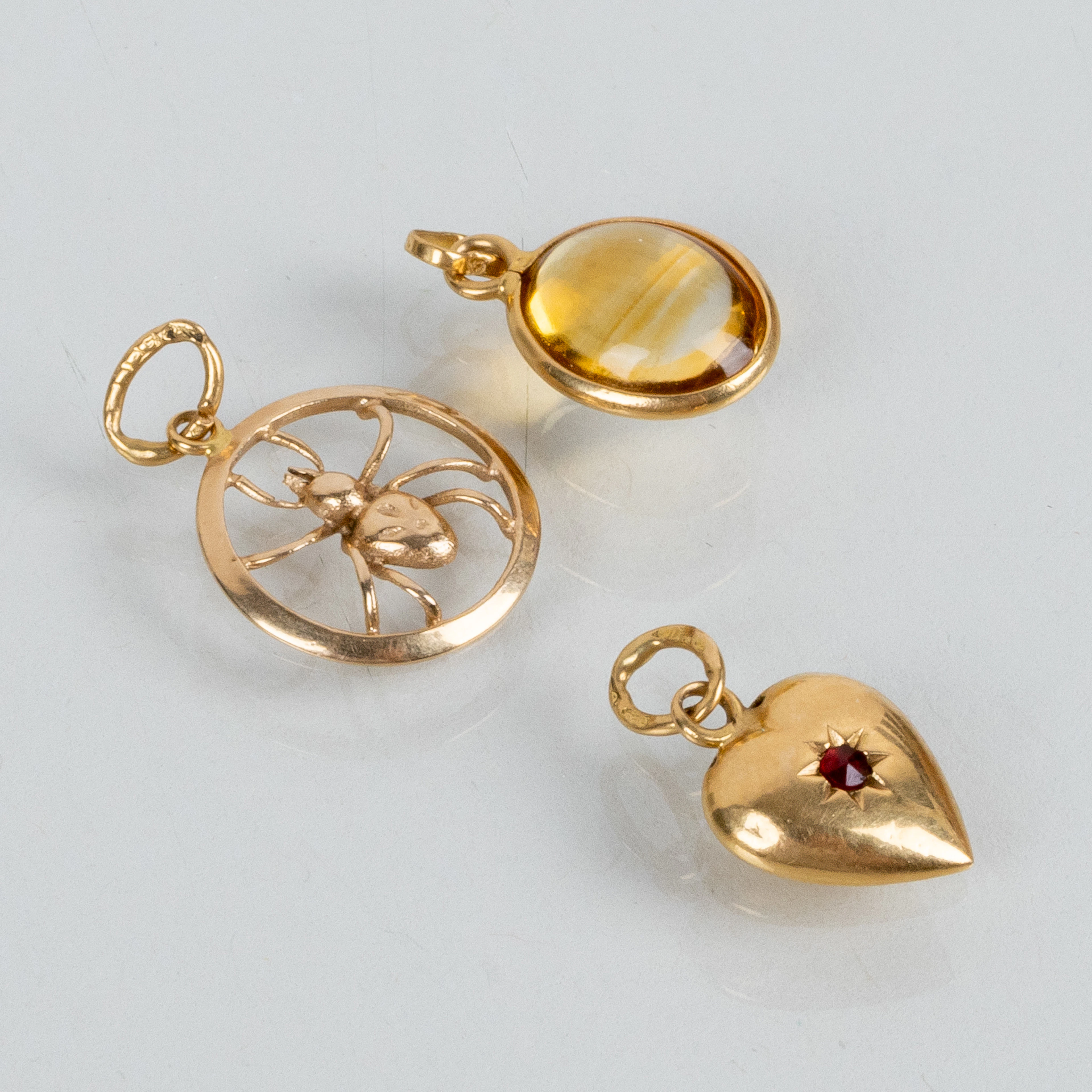 COLGANTES, 3 piezas, oro de 18 quilates, piedra amarilla y roja, años 1900