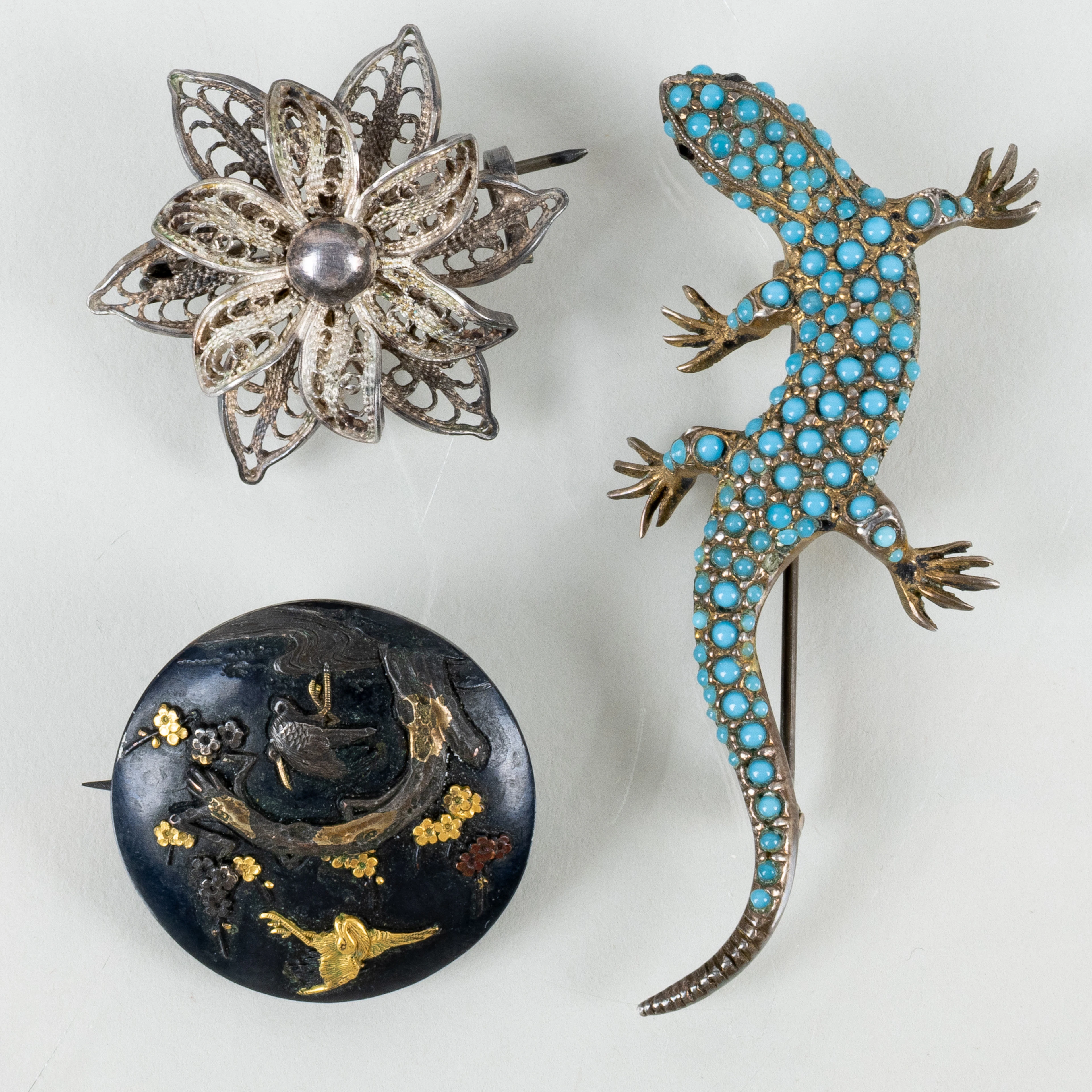 BROCHES, 3 pezzi, argento blu, uno dei quali orientale, 1800/1900