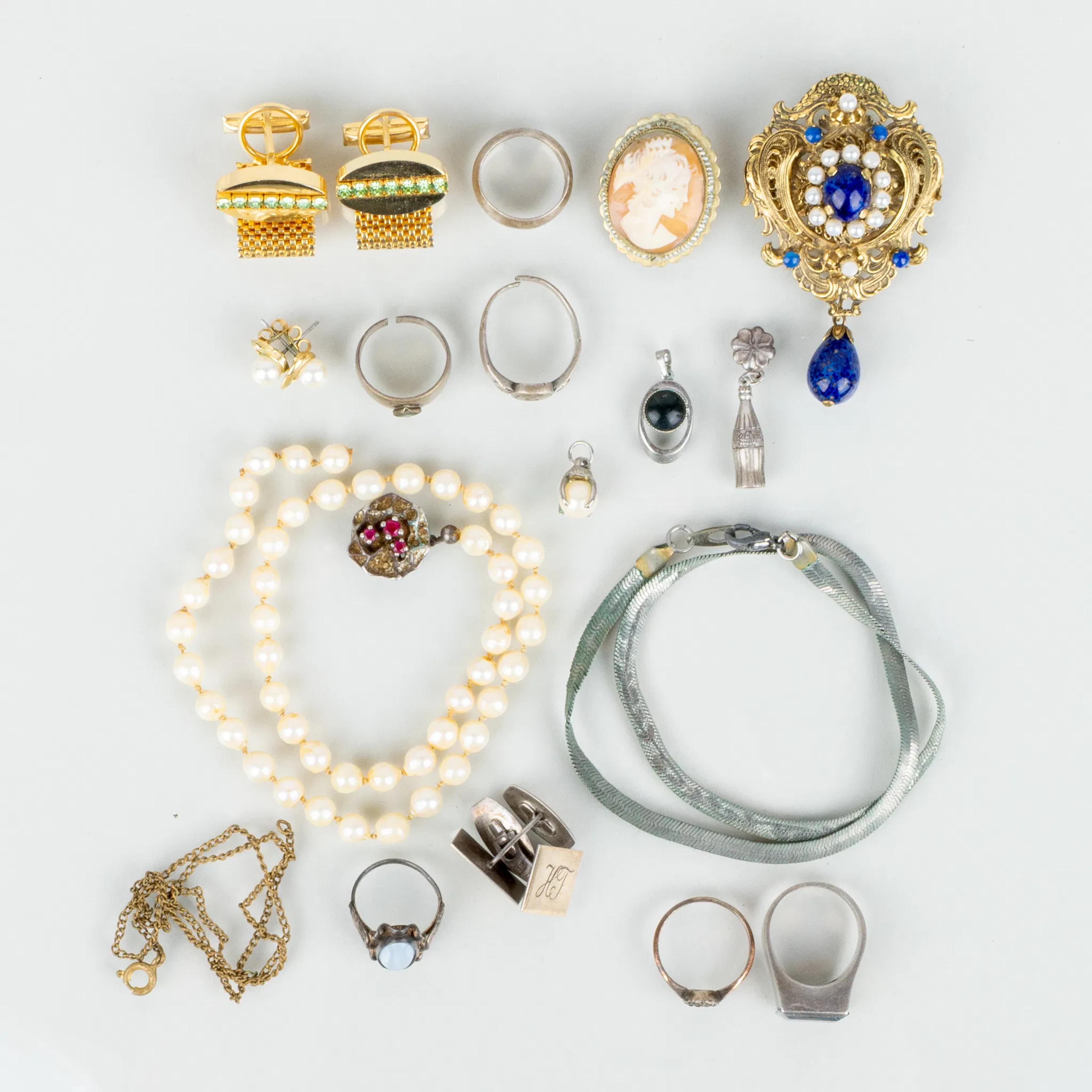 GIOIELLI DELLA COLLEZIONE, inclusa spilla di conchiglie, collana d'argento, principalmente