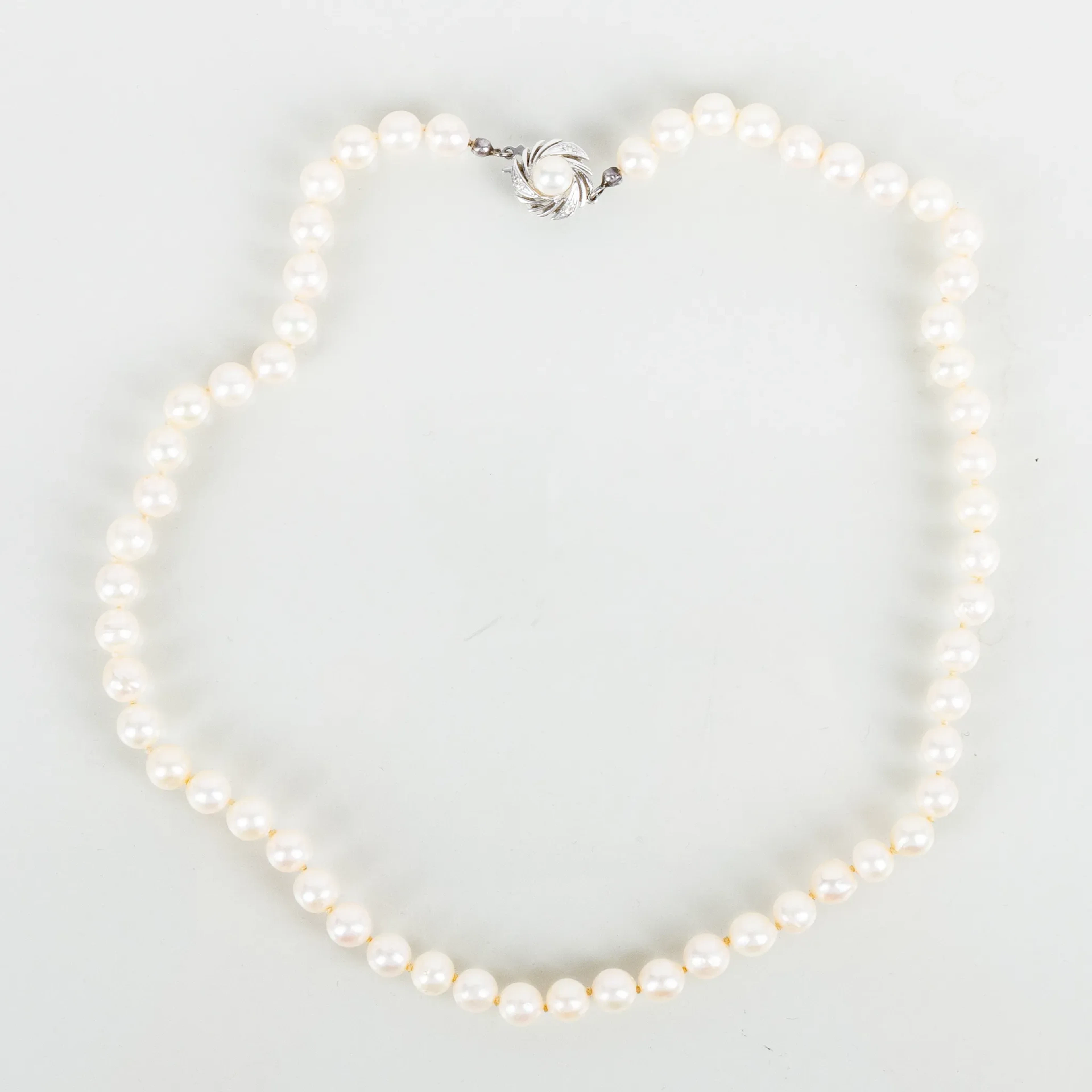 PEARL NECKLACE, 18k white gold, with diamonds and cultured pearls, likely