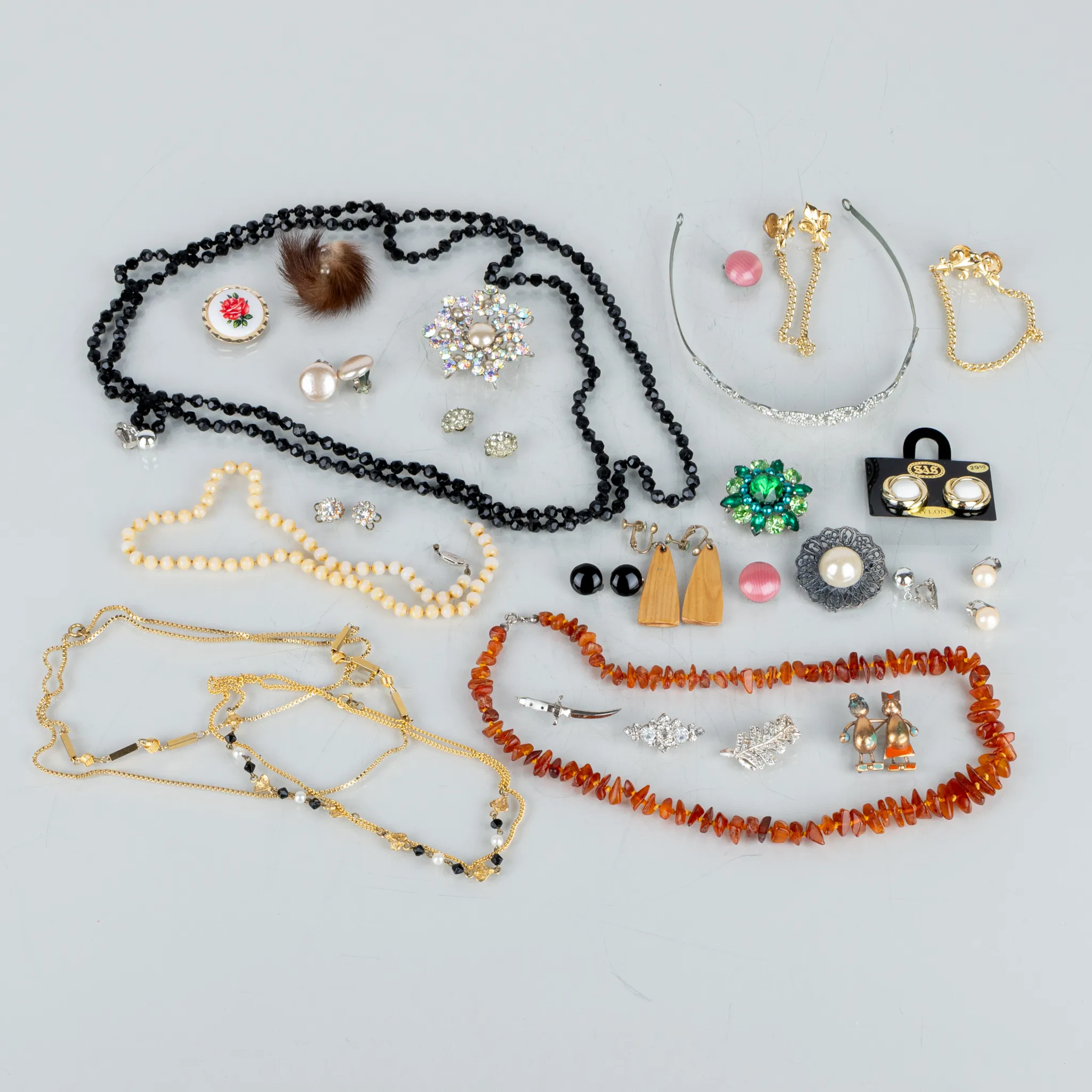 SAMMLUNG VON KOSTÜMSCHMUCK, VERSCHIEDENE MATERIALIEN, 1900er JAHRHUNDERTE