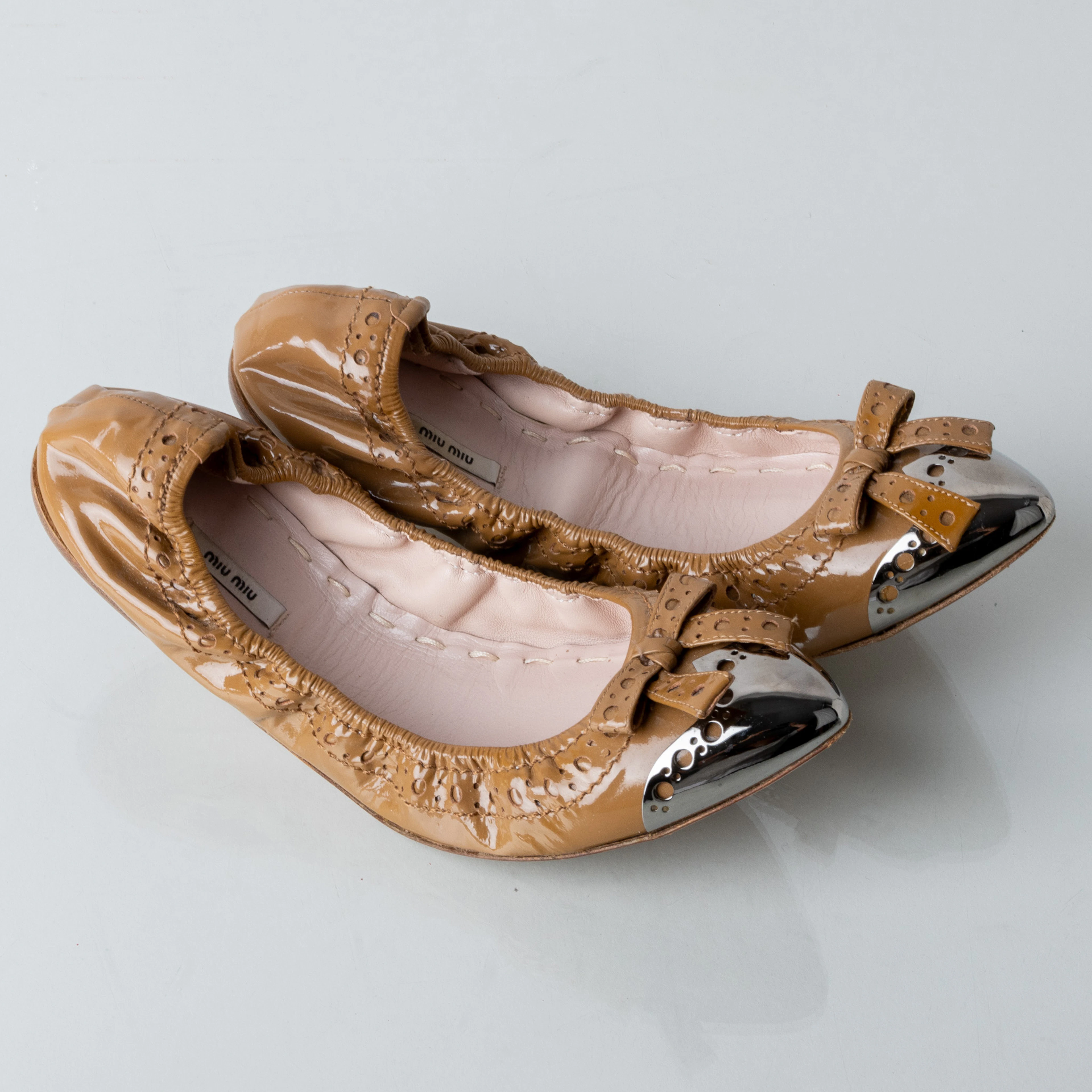 MIU MIU, 1 par de zapatillas de bailarina, talla 37,5, contemporáneas