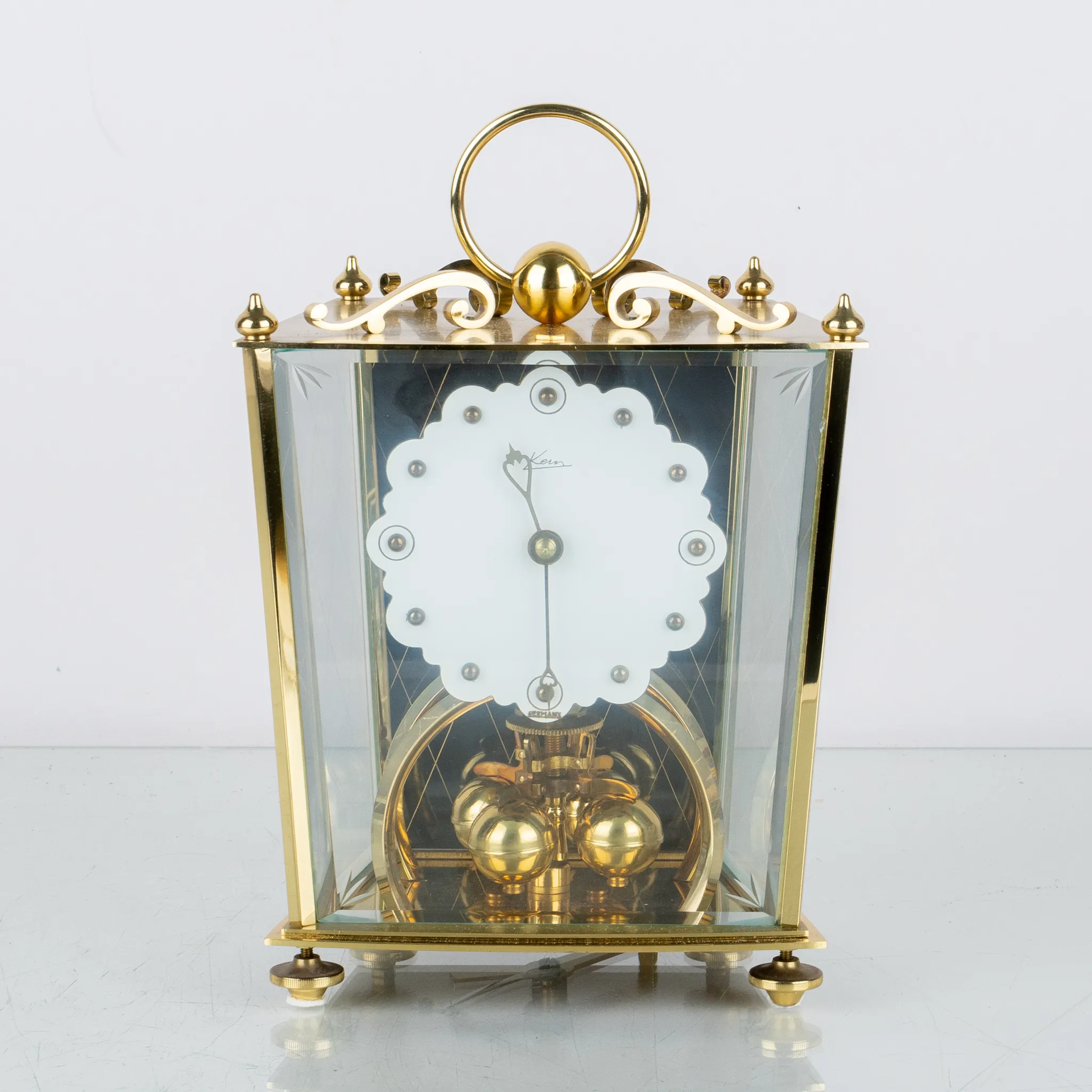 RELOJ DE MESA, latón y vidrio, Kern, mediados del siglo XX