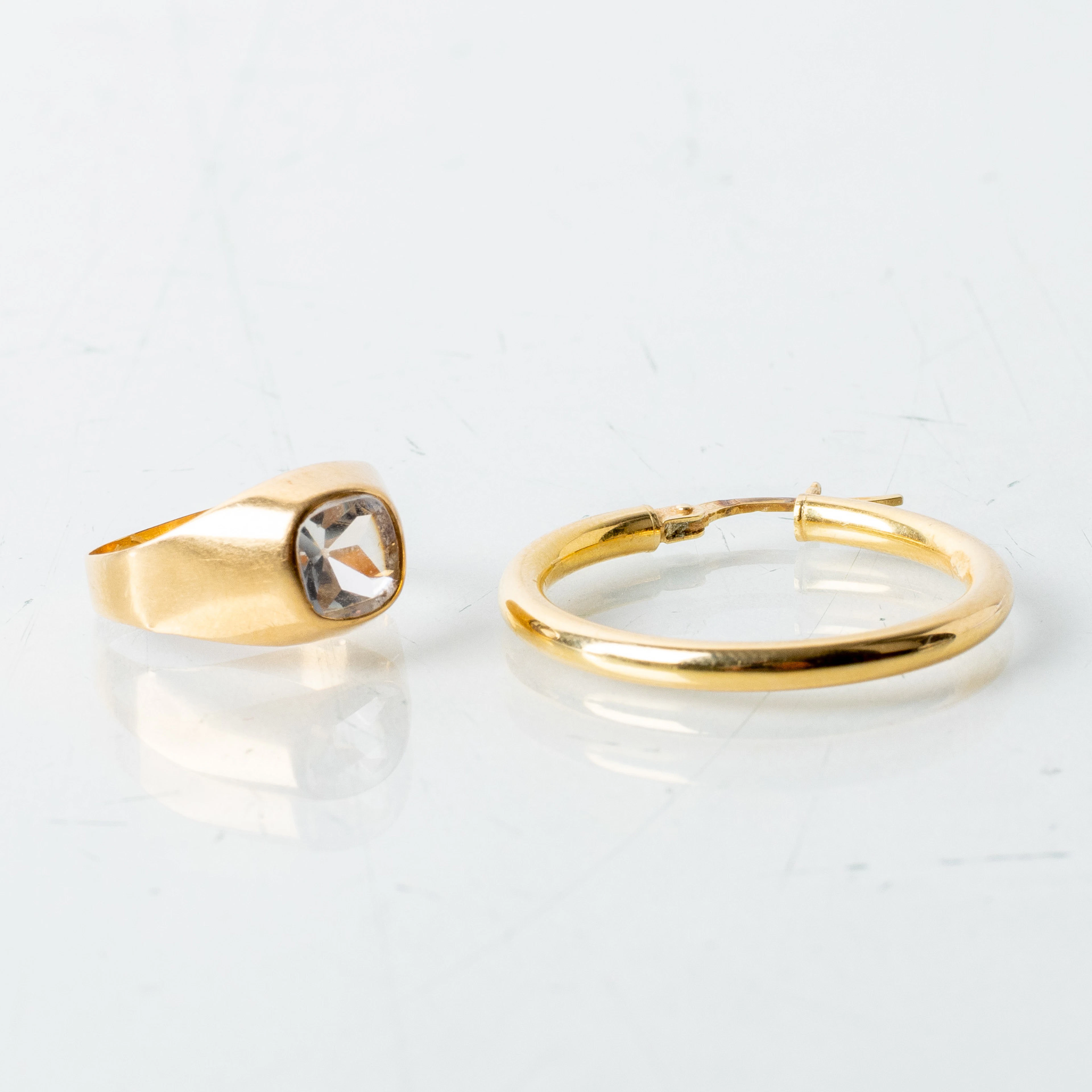 OHRRING UND RING, 18 karat Gold, mit hellem Stein