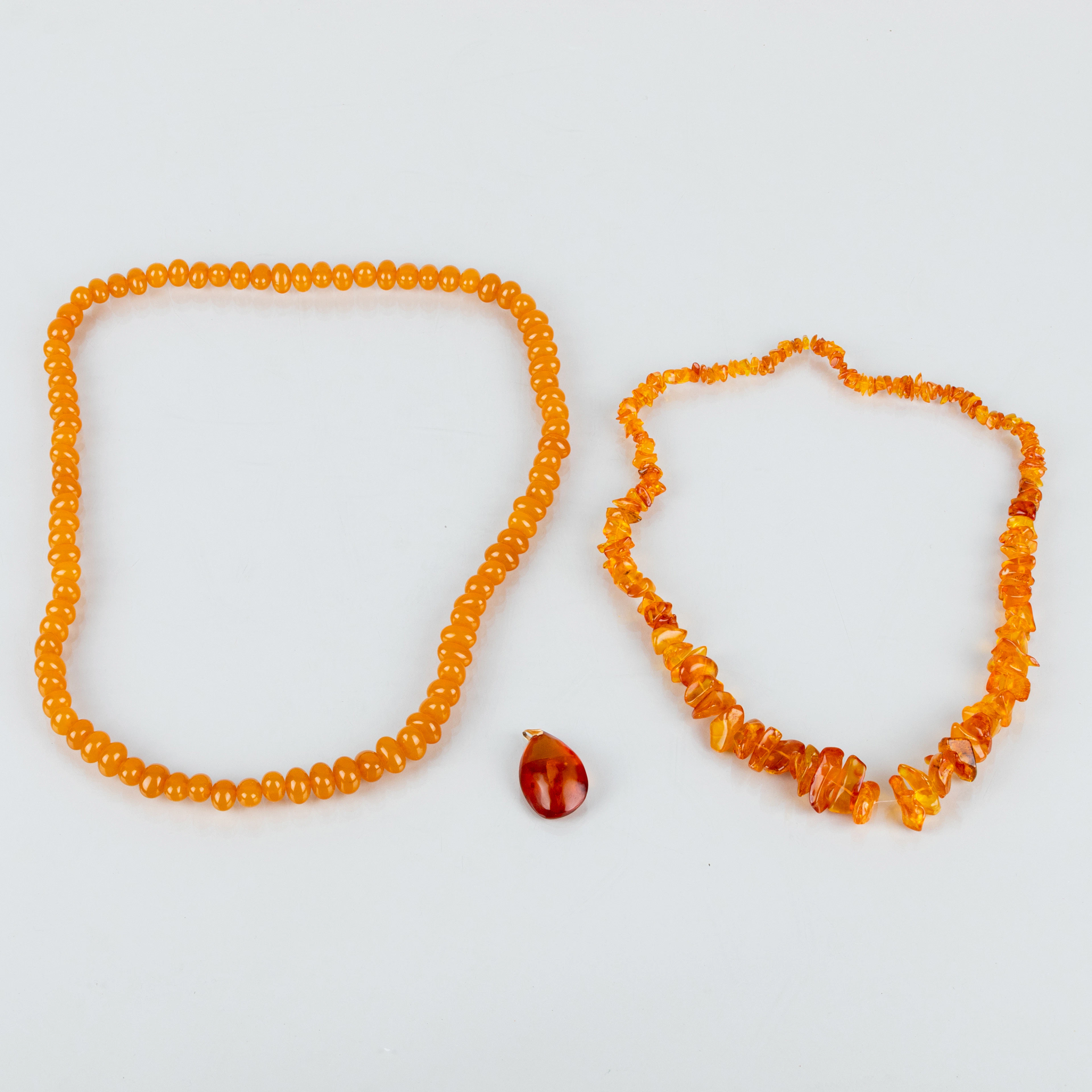 COLLIER Y PENDANT, tres partes, ámbar, incluyendo la segunda mitad del siglo XX