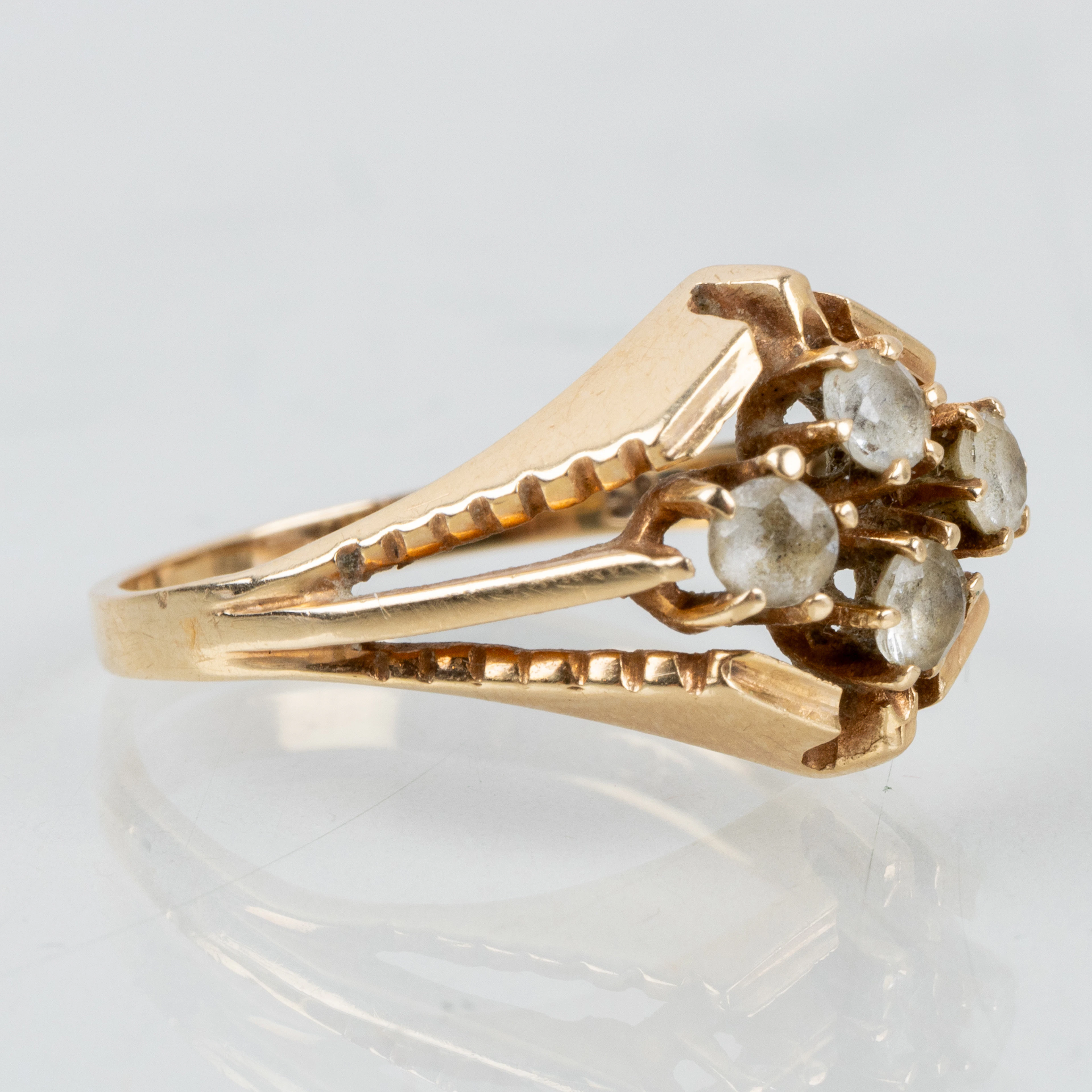 ANELLO, oro 14k, con pietre bianche, peso totale circa 3,6 g