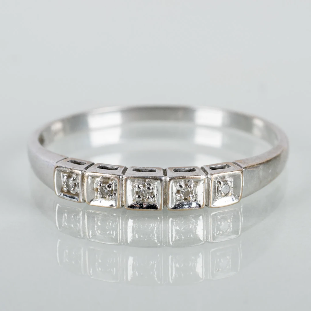 ANILLO DE LA ETERNIDAD, oro blanco de 18 quilates, con cinco diamantes, probablemente la segunda mitad del siglo XX