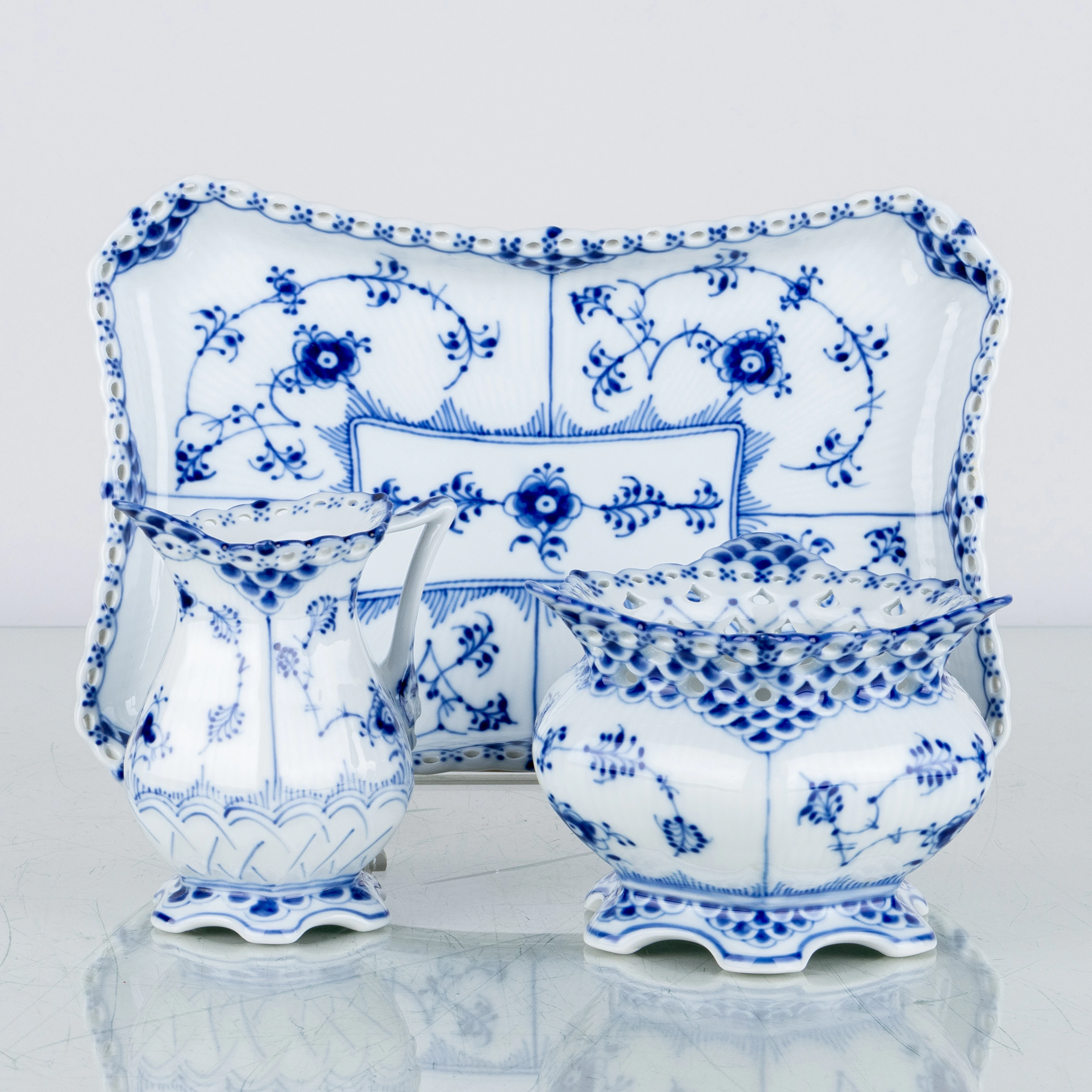 ROYAL COPENHAGUE, 3 piezas, azucarero, jarra de nata y platillo, porcelana