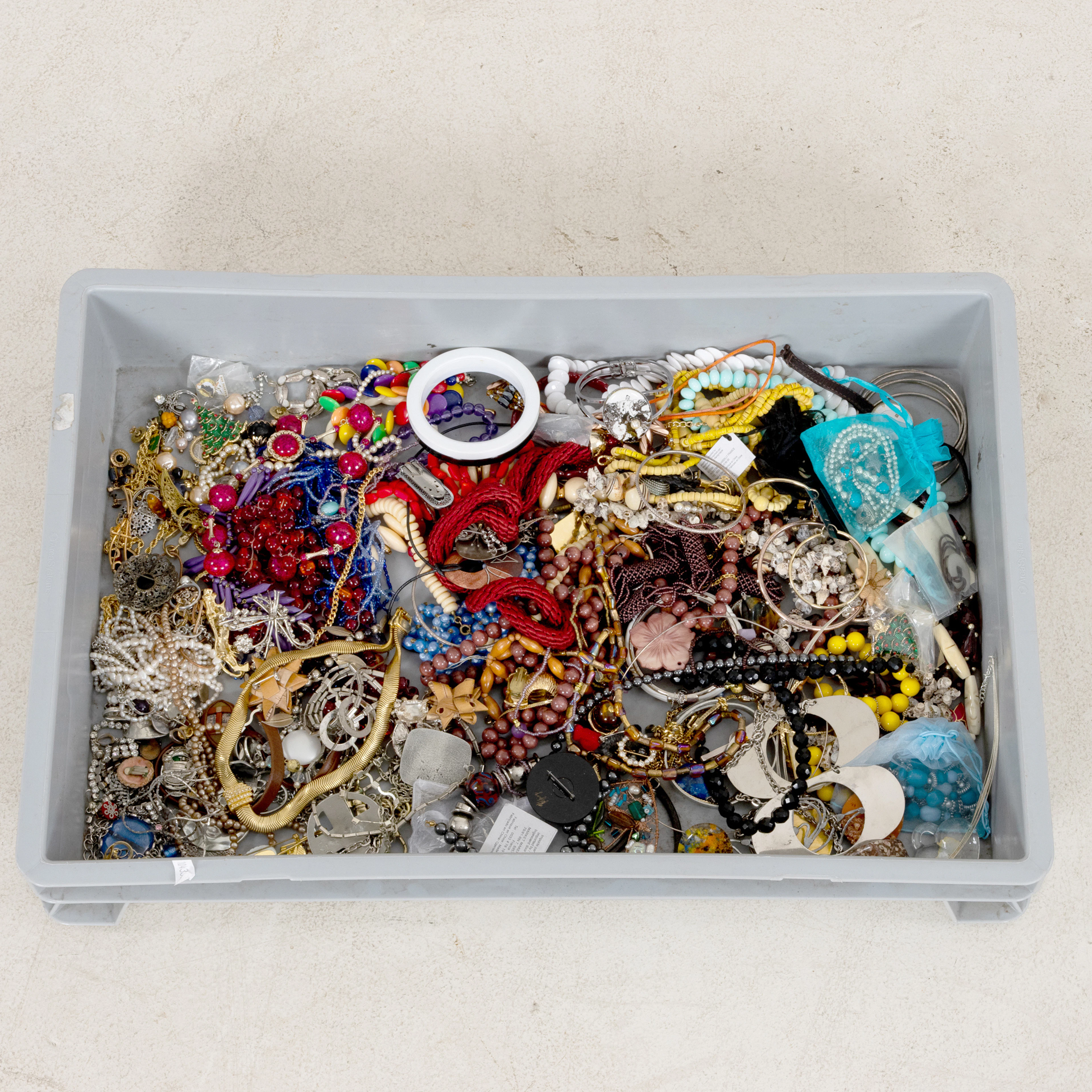 KOLLEKTION VON MODESCHMUCK, verschiedene Materialien, 1900er/2000er Jahre