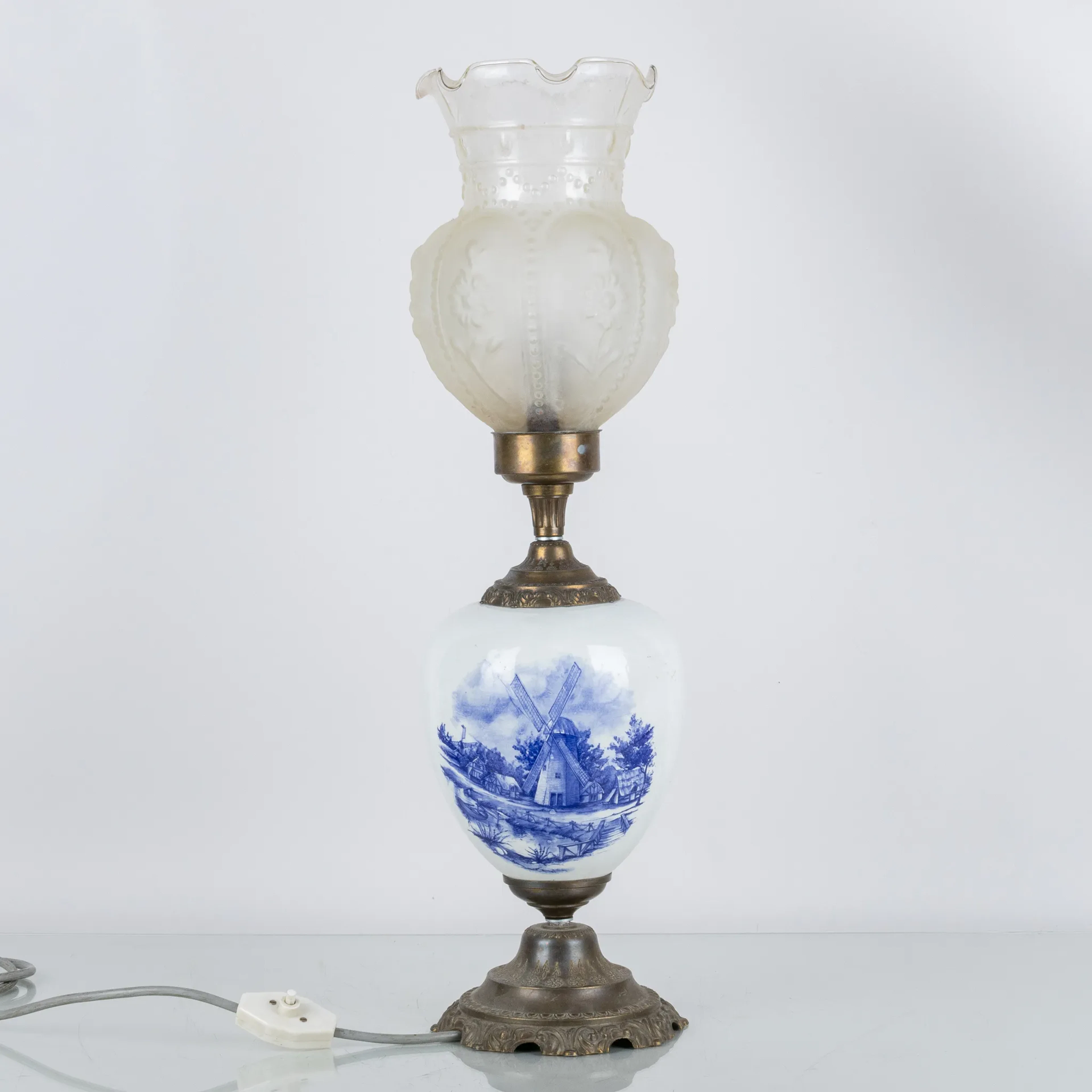 LÁMPARA DE MESA, porcelana y latón, años 1900