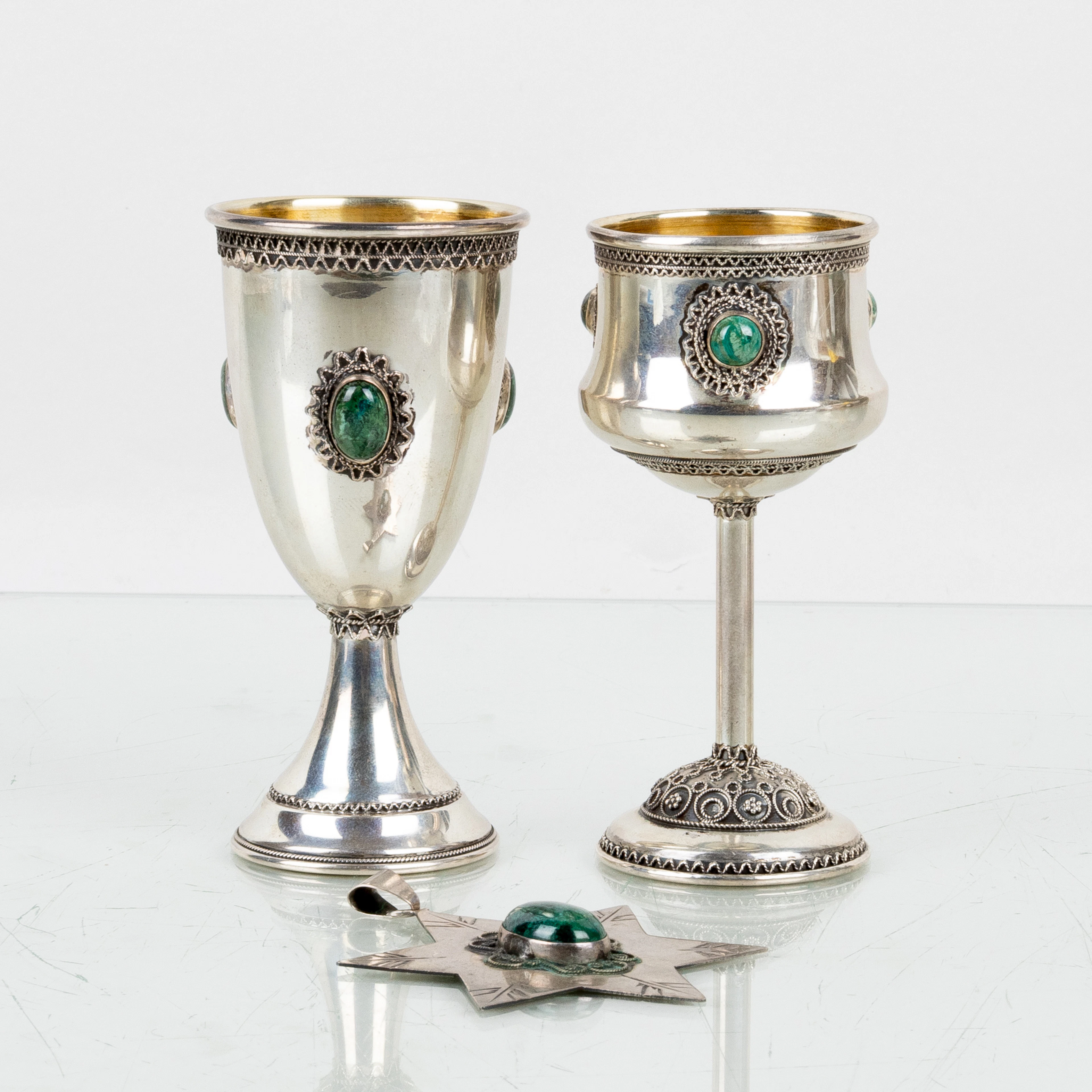 CIONDOLO E TAZZA, 3 pezzi, argento, Israele, 1900, peso totale circa 100 g
