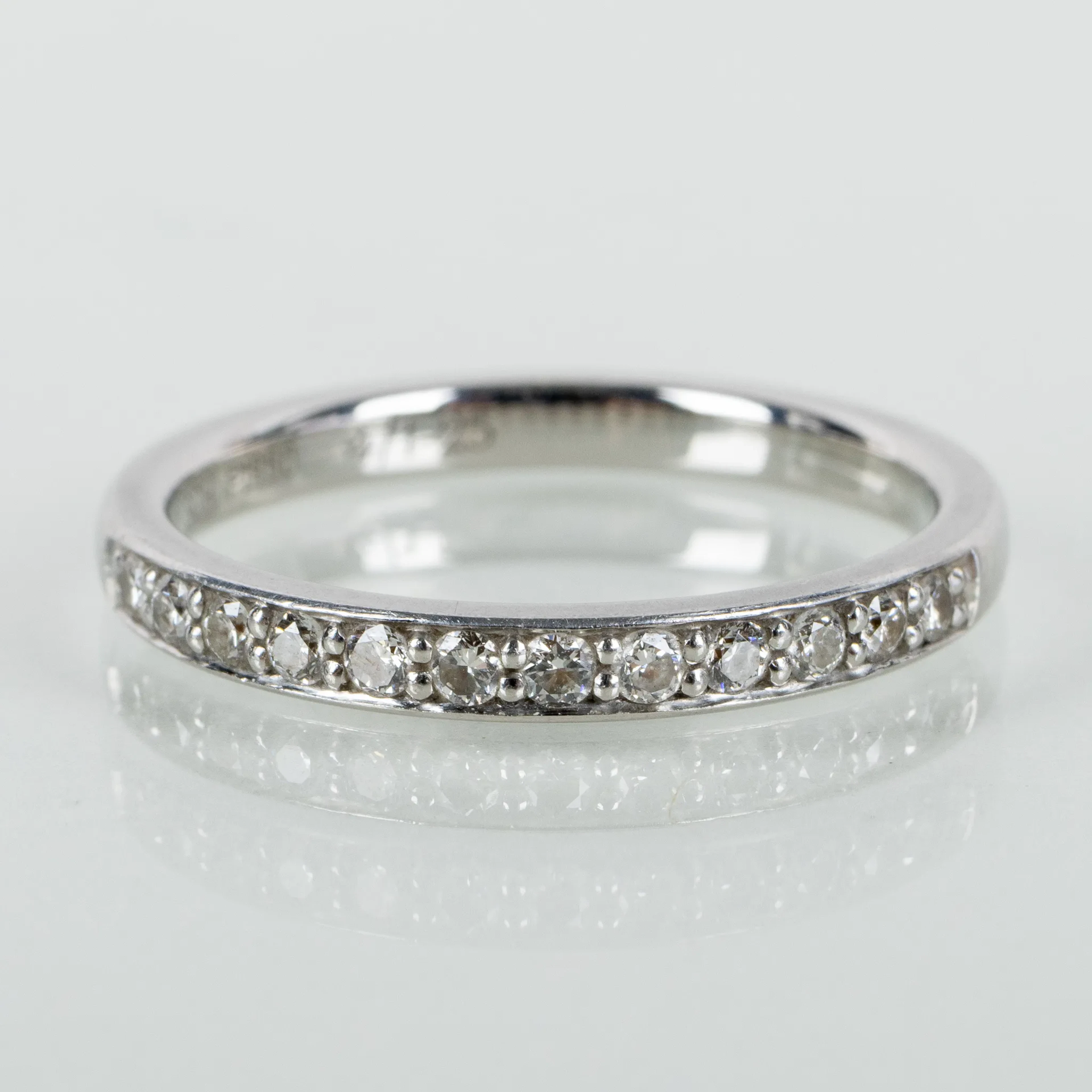 ANILLO DE LA ETERNIDAD, platino, con 12 diamantes de corte brillante, total 0,24 ct