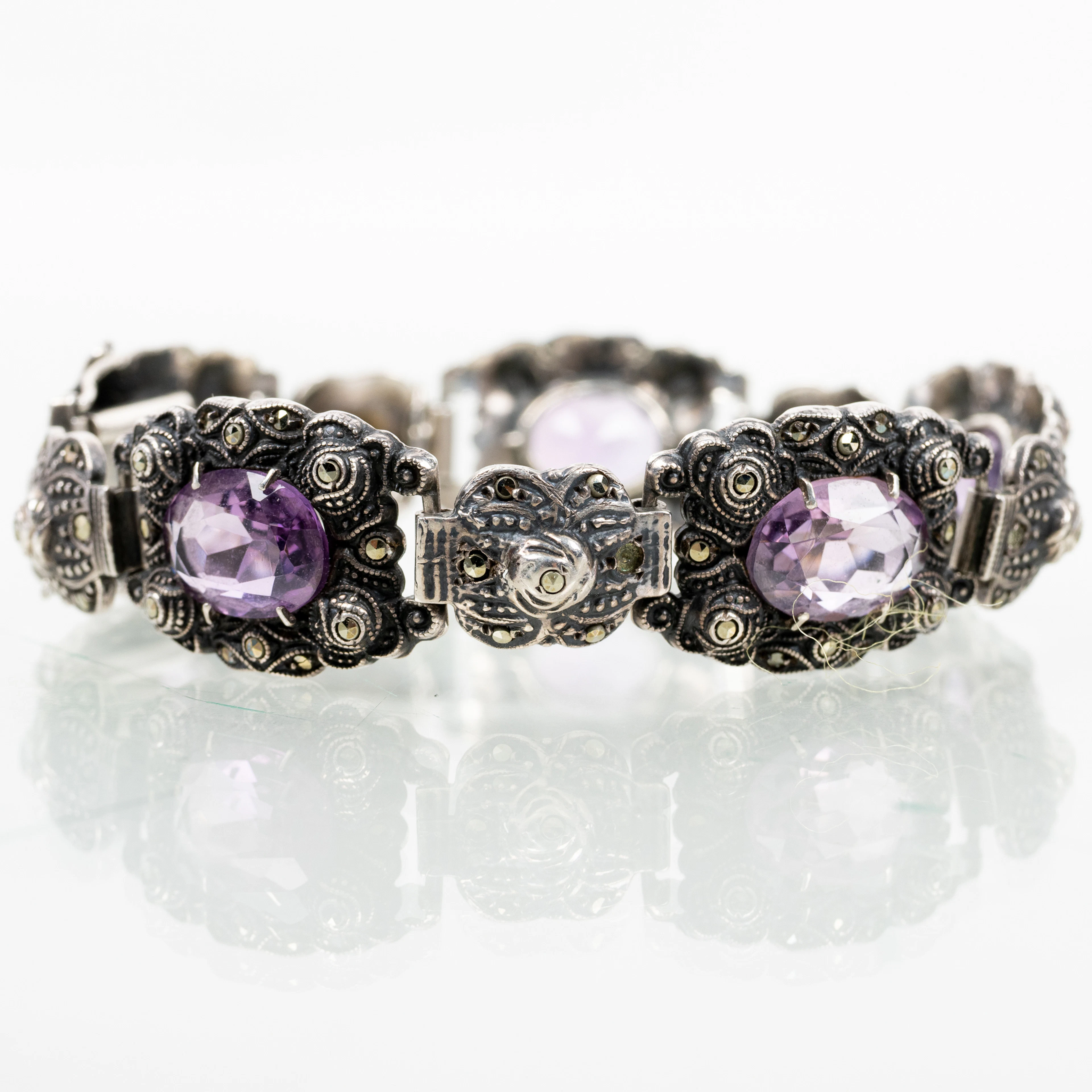 ARMBAND, Silber, mit Amethysten und Markaziten, Mitte 20. Jahrhundert