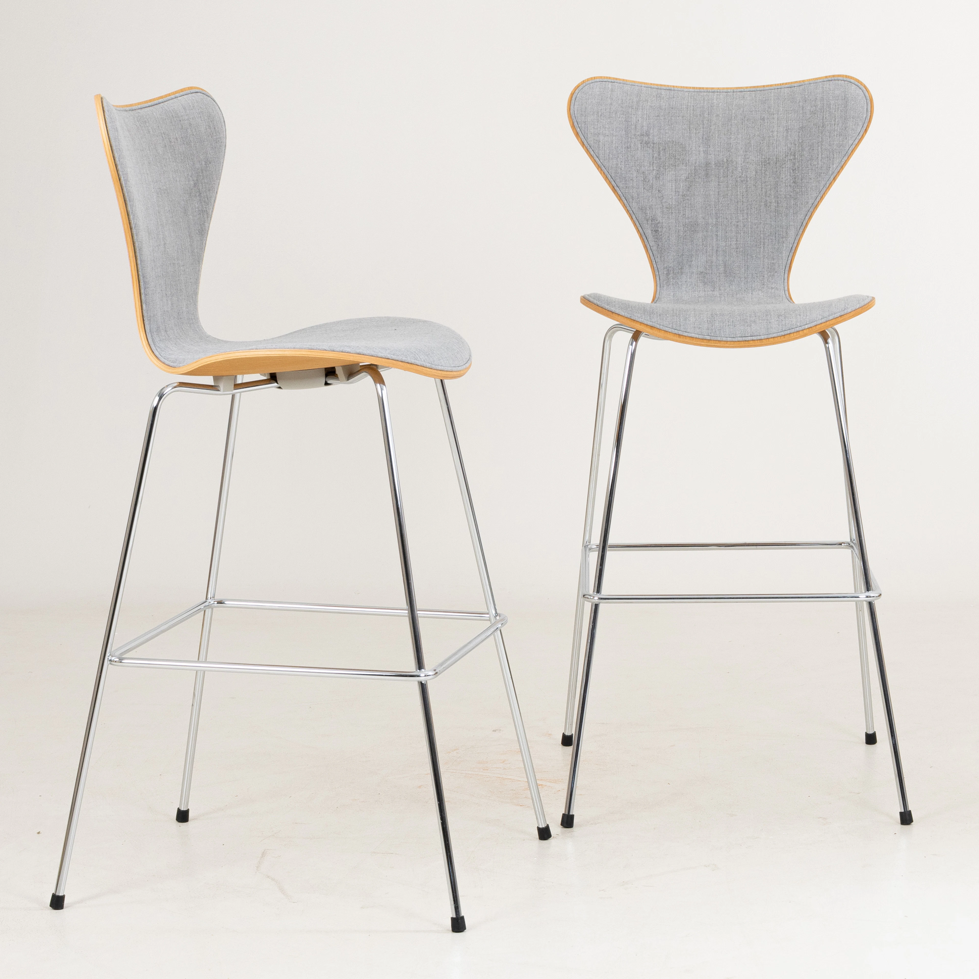 ARNE JACOBSEN, 1 paio, sgabelli da bar, "Sjuan", Fritz Hansen, anno 2019