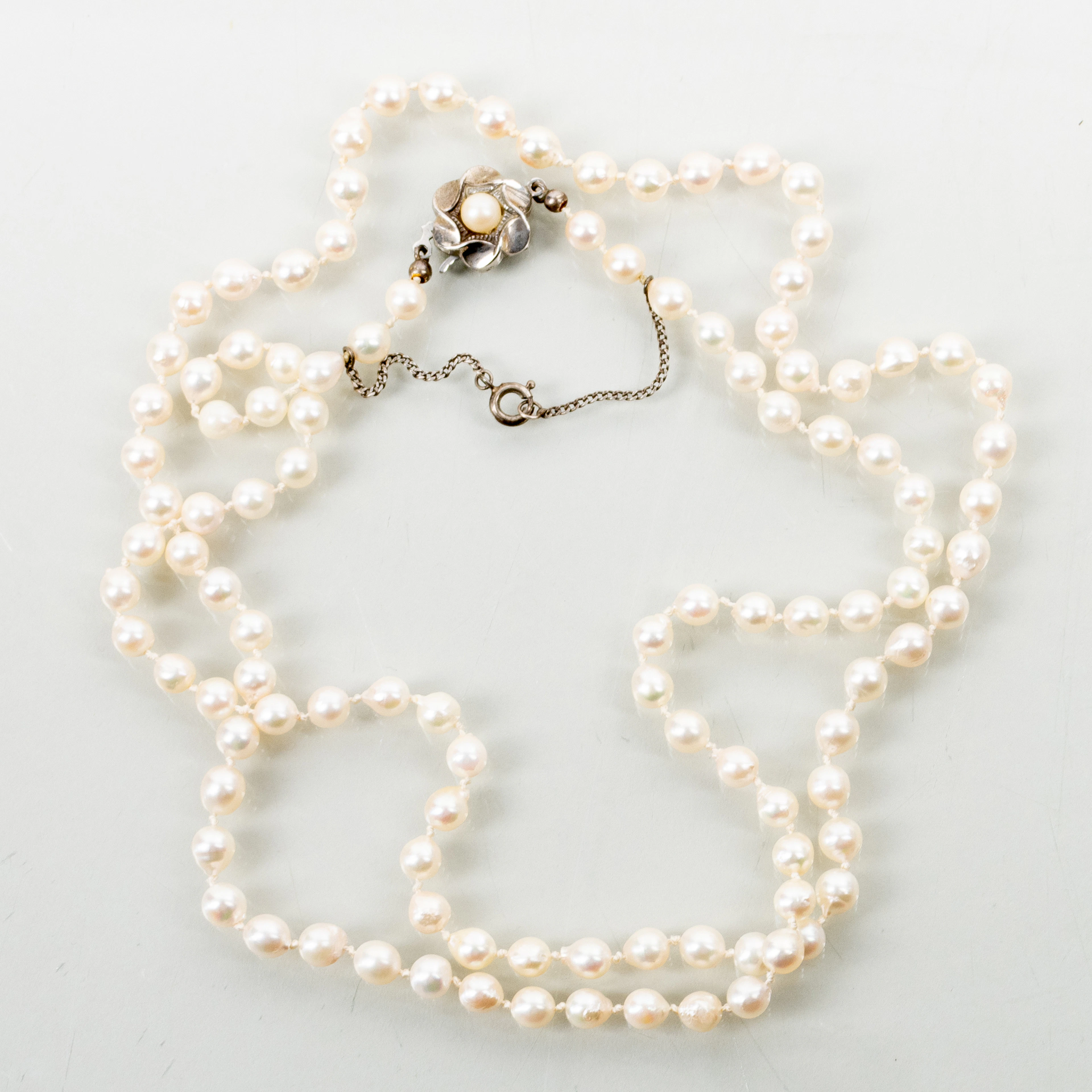 COLLANA DI PERLE, metà del 1900, con chiusura in argento
