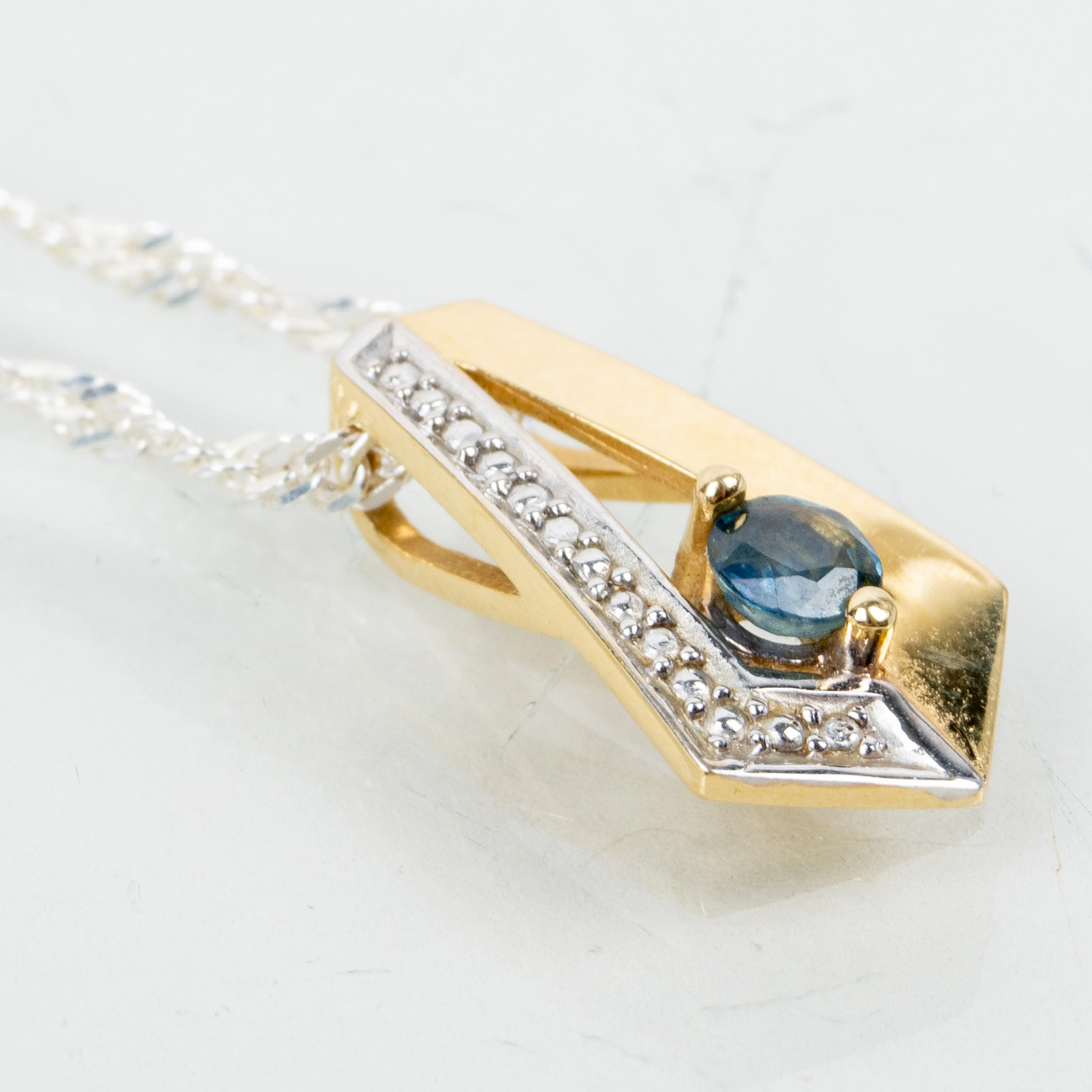 COLLAR CON COLGANTE, oro de 18 quilates y oro blanco, piedra azul y diamantes más pequeños