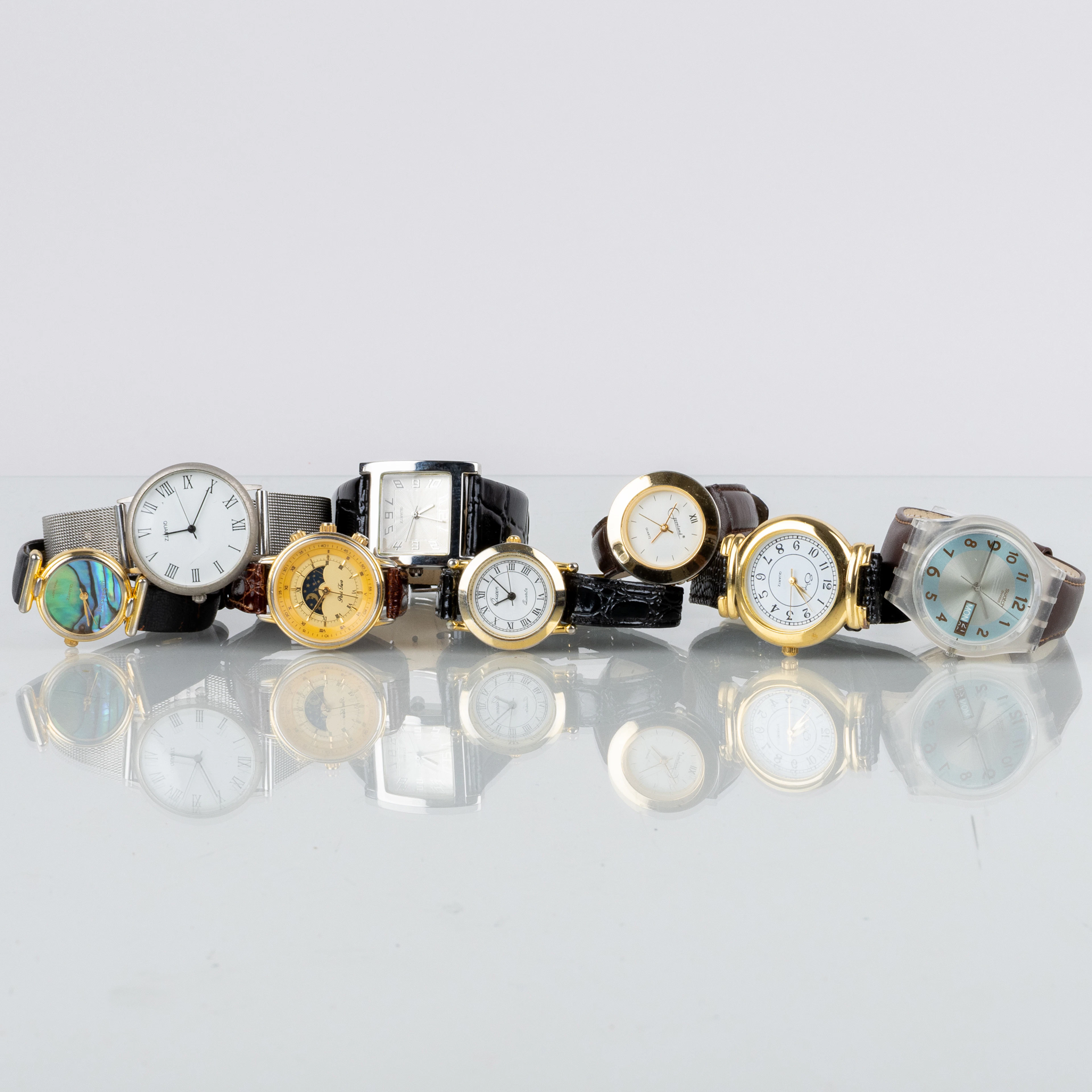COLLECTION DE MONTRES-BRACELETS, 8 pièces, métal blanc et jaune, bleu Swatch, Cassant