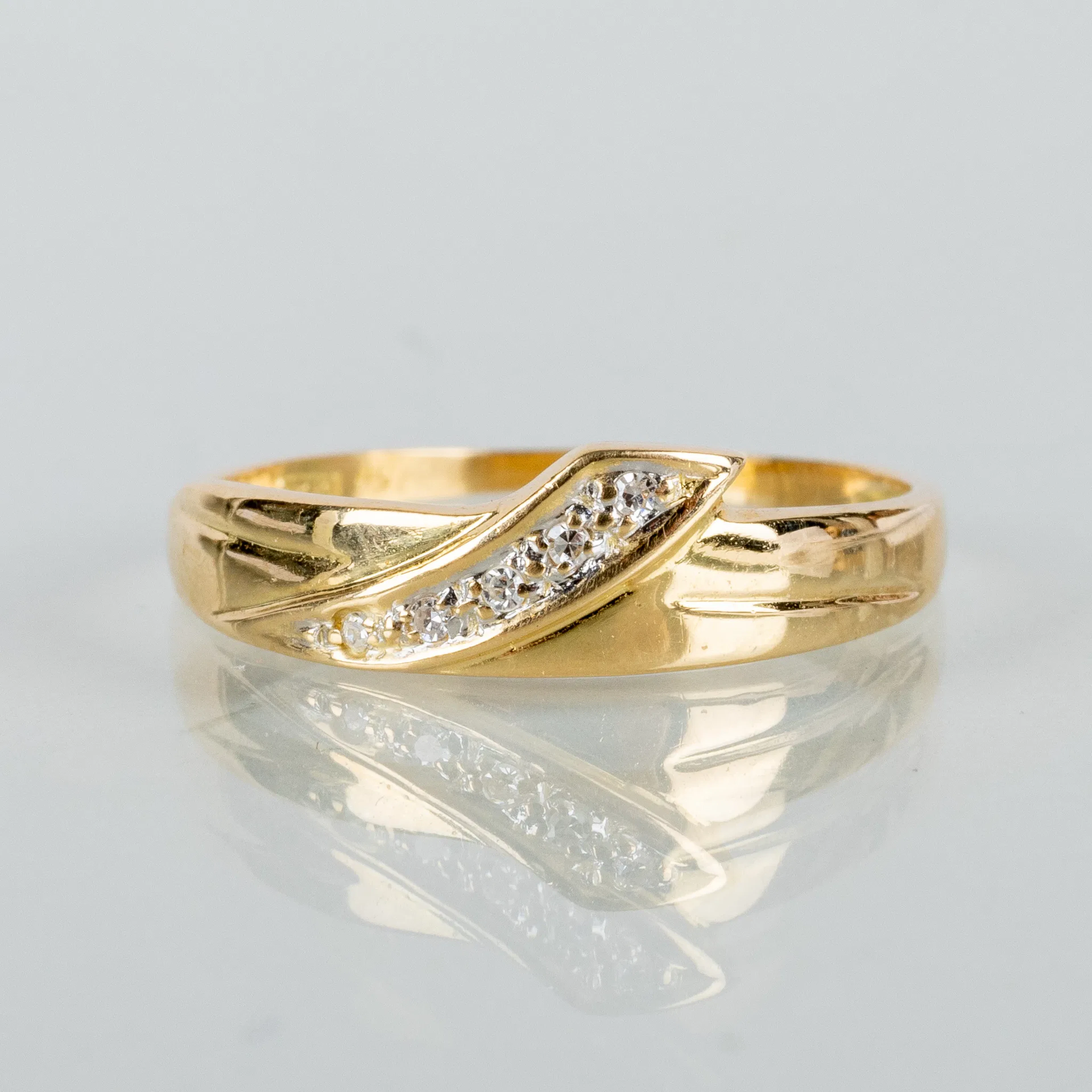 RING, 18-karat-Gold, mit fünf Diamanten, 1900er/2000er Jahre