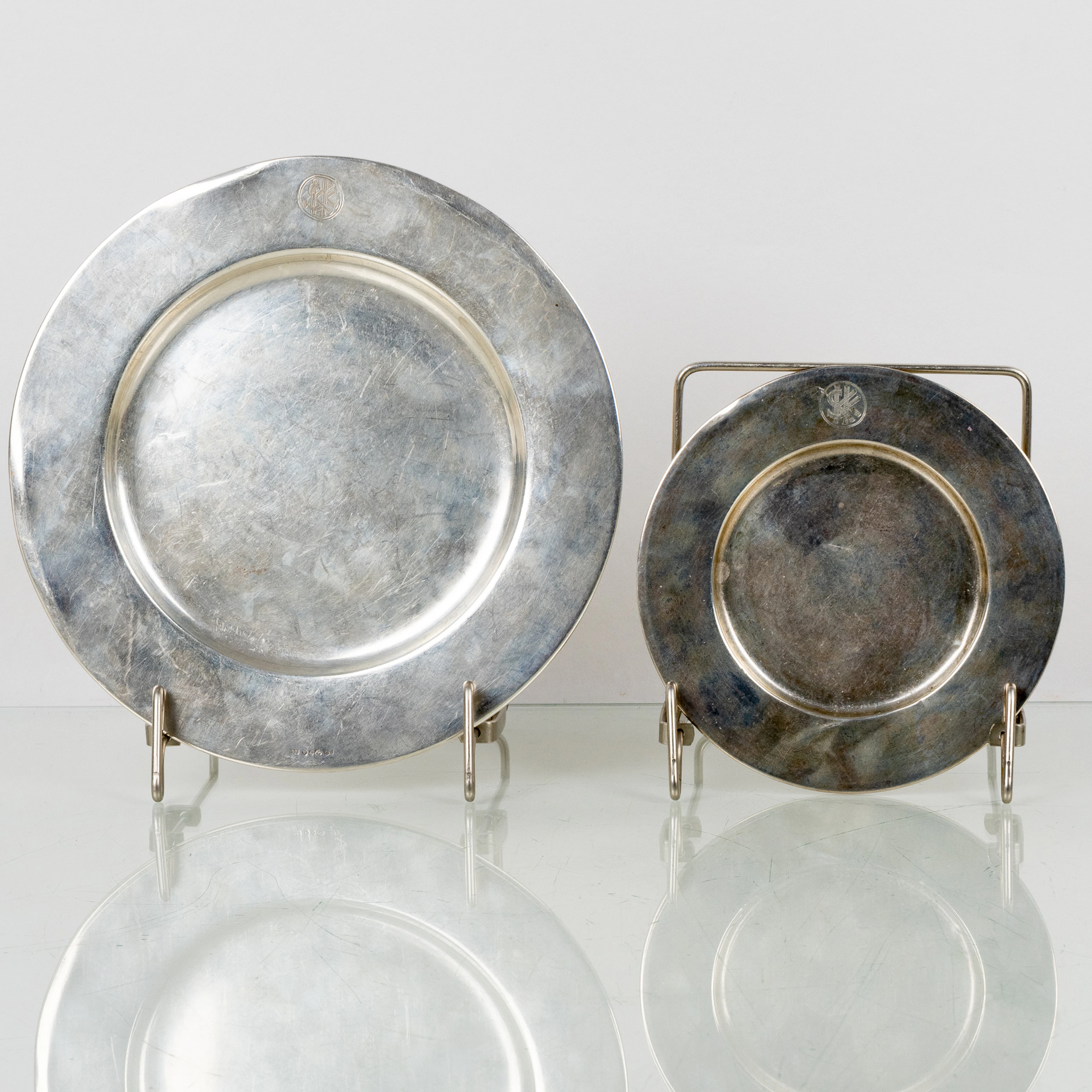 PIATTO, 2 pz, argento. Anni '50, peso totale circa 150 g