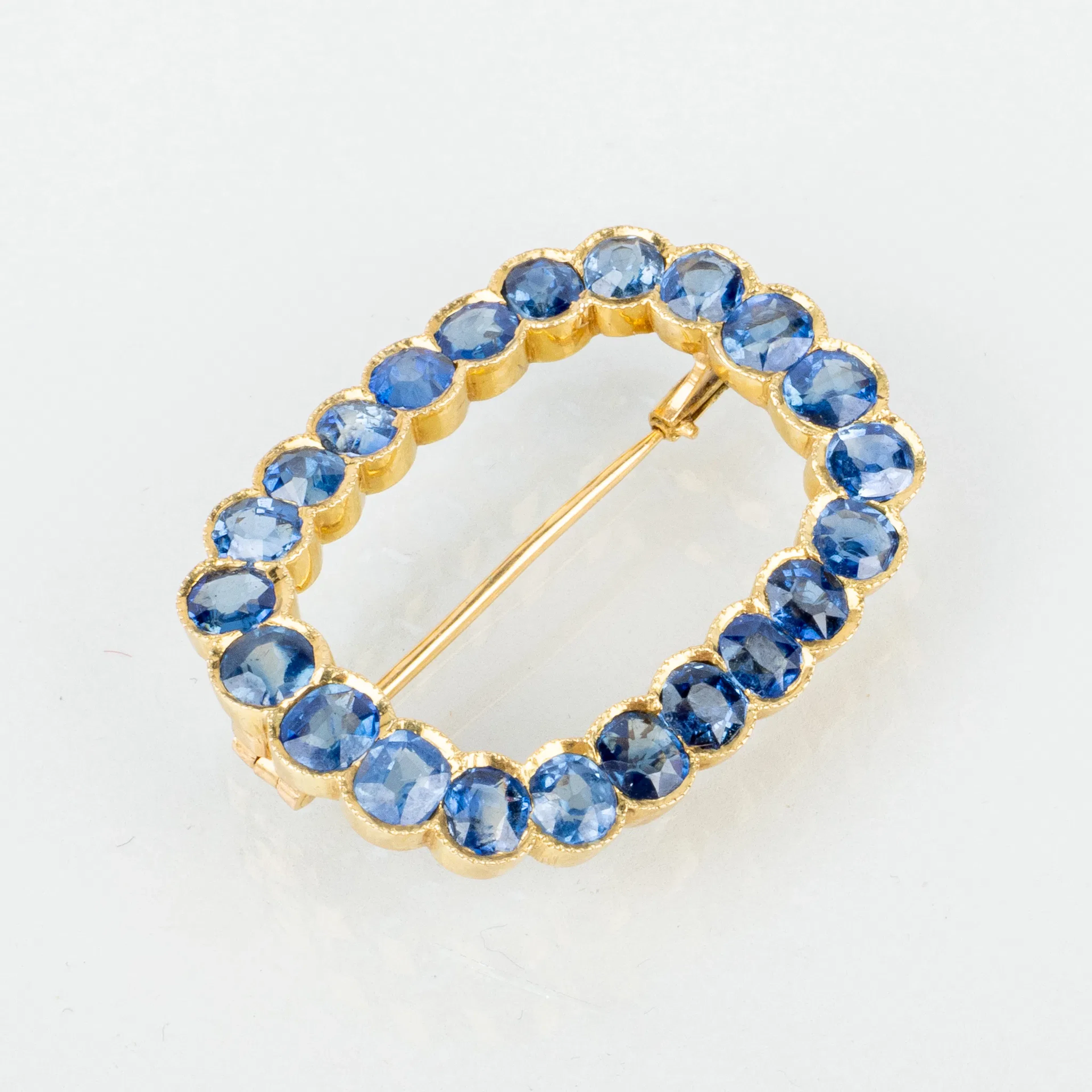 SPILLA, oro 18 carati, con zaffiri blu, CG Hallberg, Stoccolma 1904