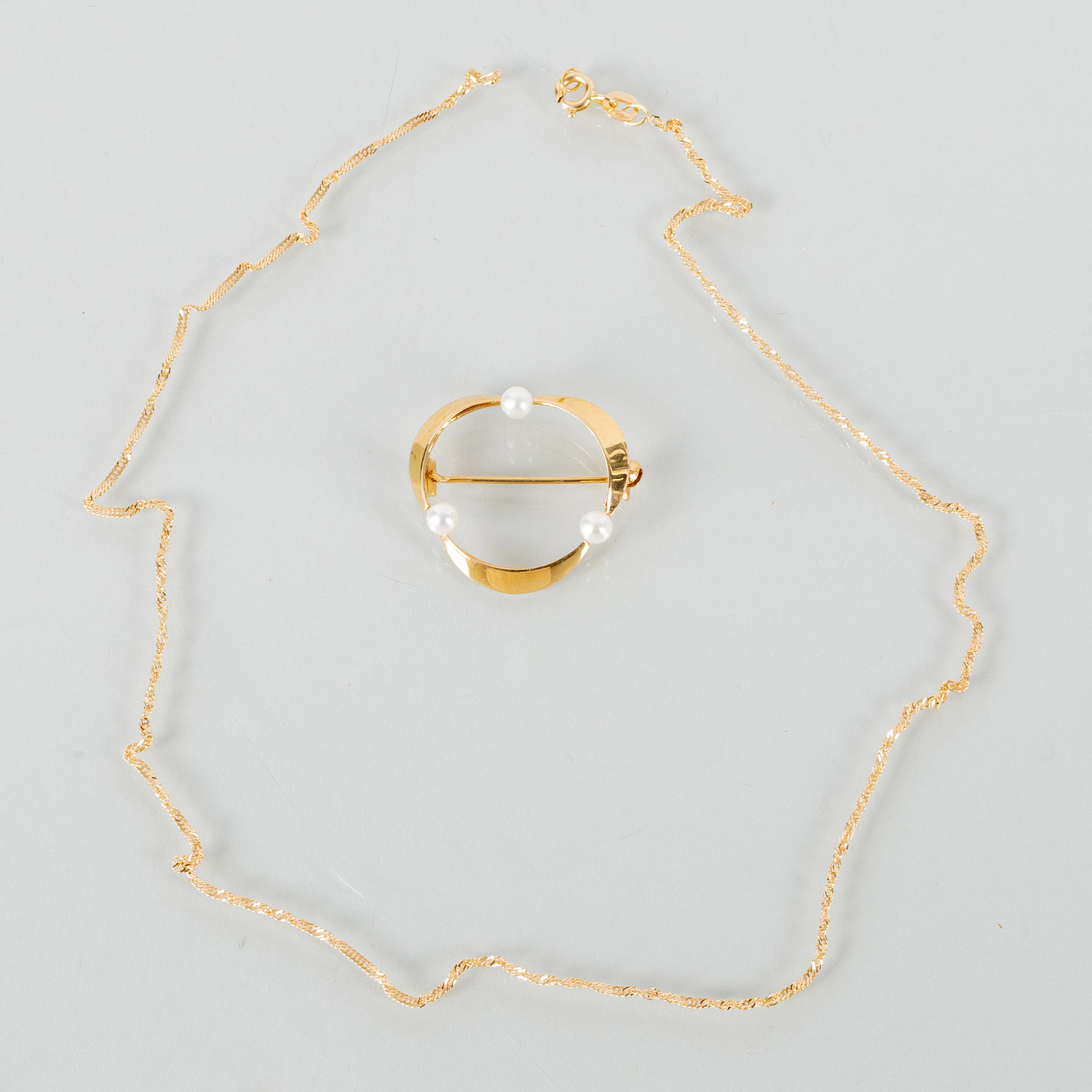 BROSCHE UND HALSKETTE, 18k Gold, mit Zuchtperlen, Gesamtgewicht ca. 3,5 g
