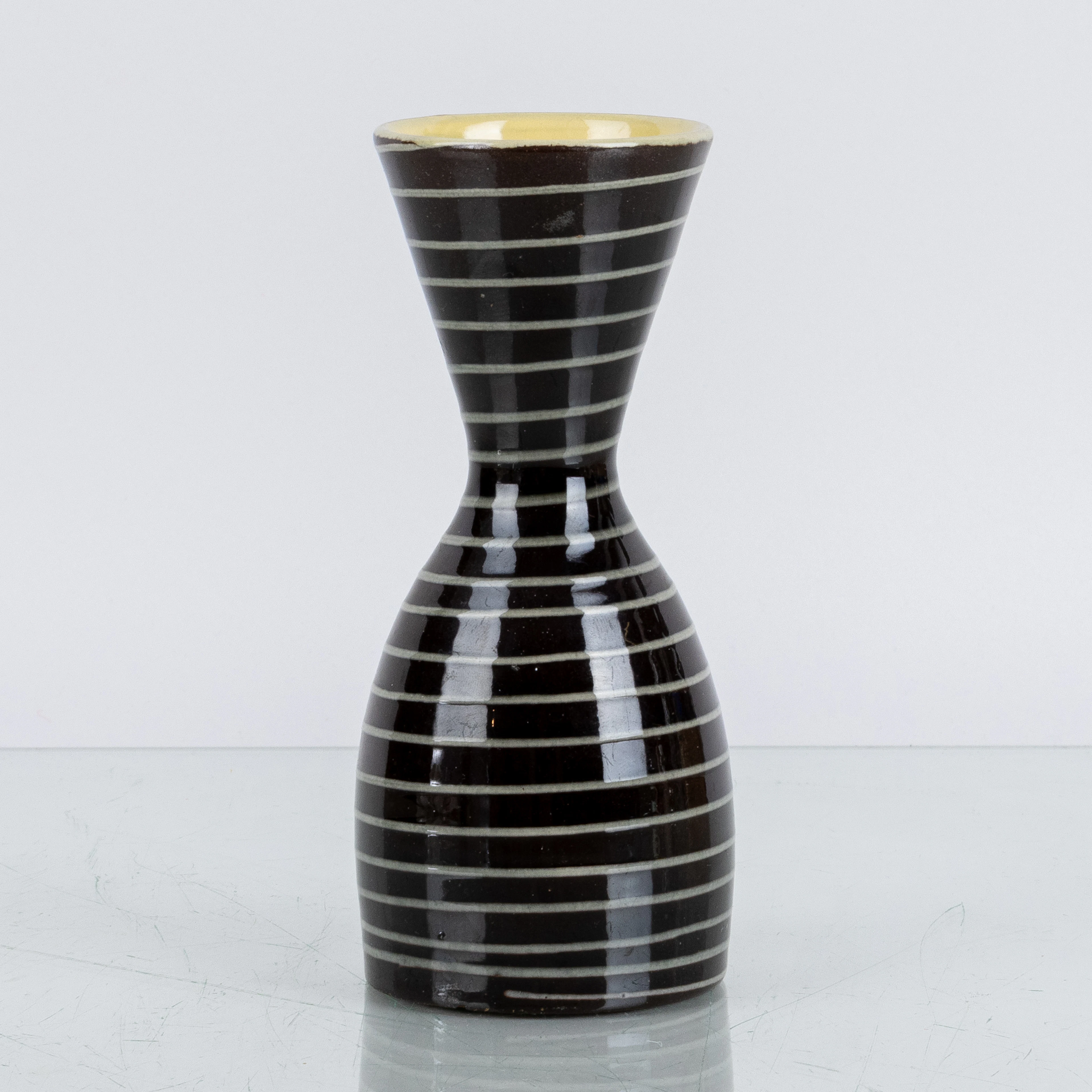 INGRID ATTERBERG, eine Keramikvase, Modell 704, Upsala-Ekeby