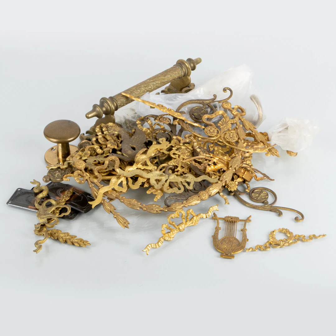 COLECCIÓN DE HERRAJES Y MOLDURAS, 30 piezas, latón, siglos XIX/XIX